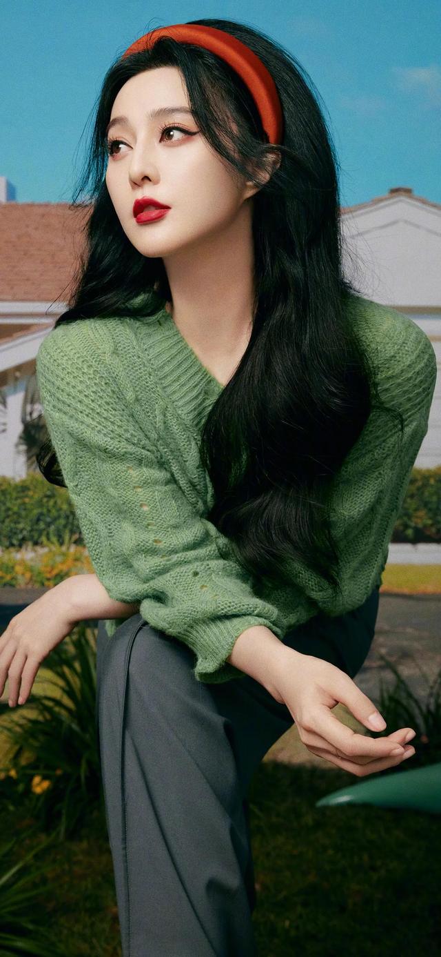 范冰冰邻家女孩般坐在花园长椅,清新脱俗,仿佛一阵春风拂面