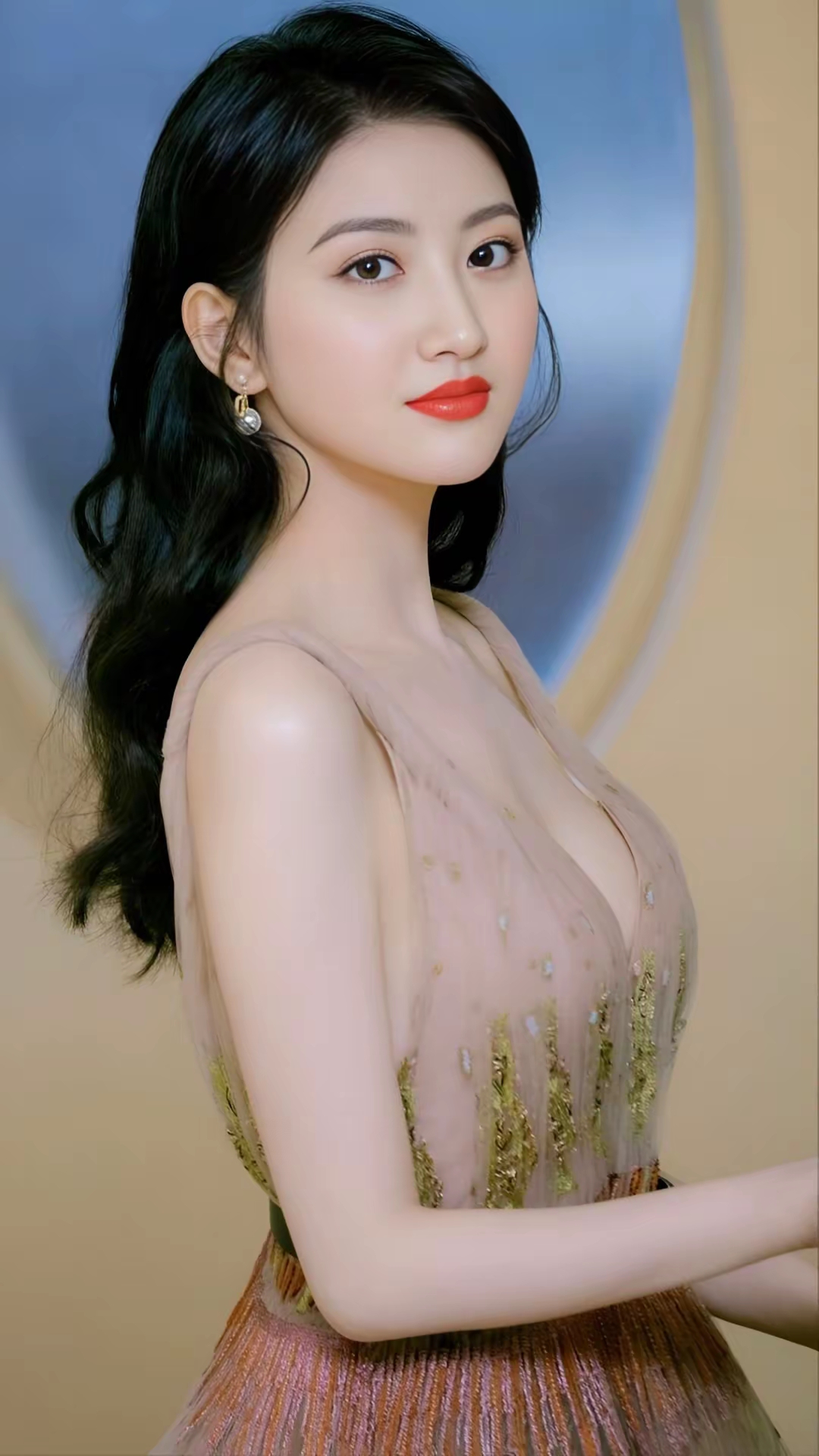 景甜美如画,一袭长裙优雅动人.笑靥如花醉春风