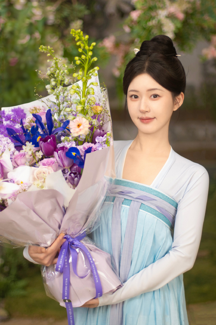 赵露思一袭古装,衣袂翩跹,似画中仙子