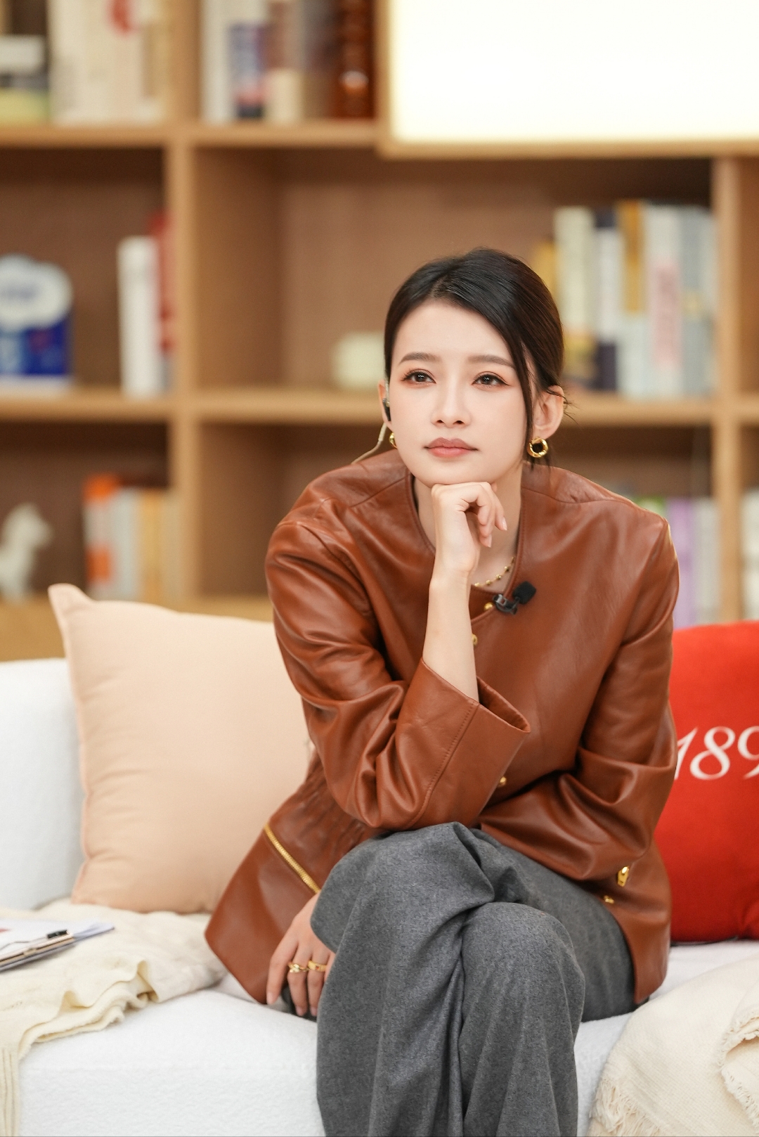孙怡坐在沙发上,手托着下巴,沉思的表情,好像在思考什么重要的事情