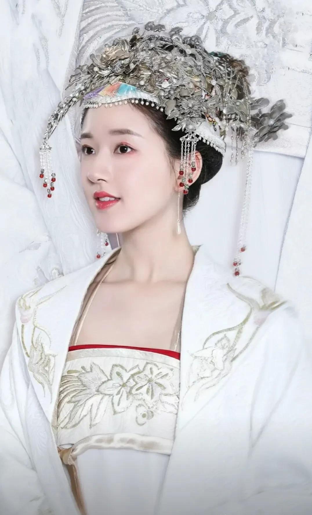 赵露思身穿传统服饰,头戴华丽银冠,气质优雅如古典美人穿越而来