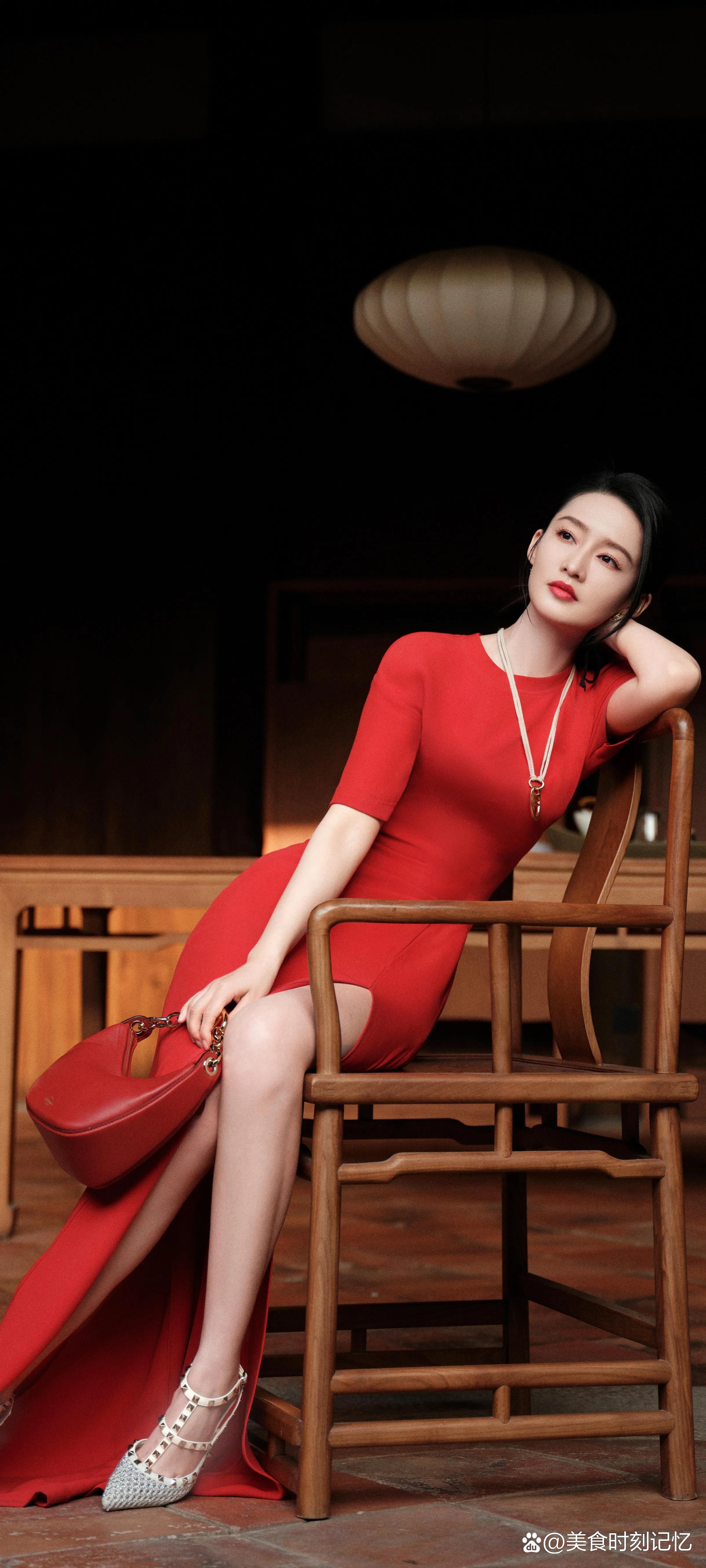 "李沁优雅坐姿, 红色长裙衬映出温婉气质