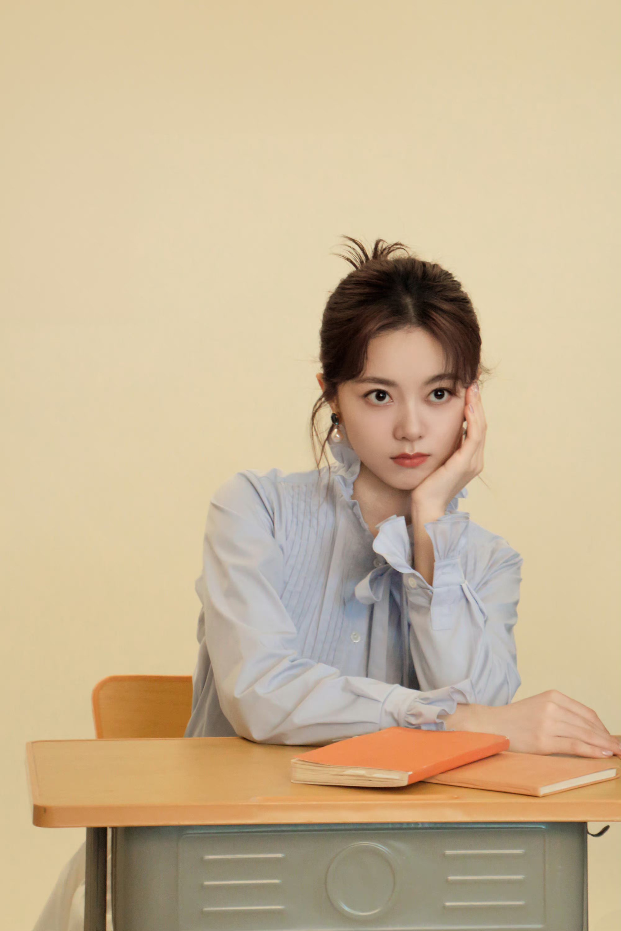 赵今麦同学今天上课又迟到了,老师罚她坐第一排