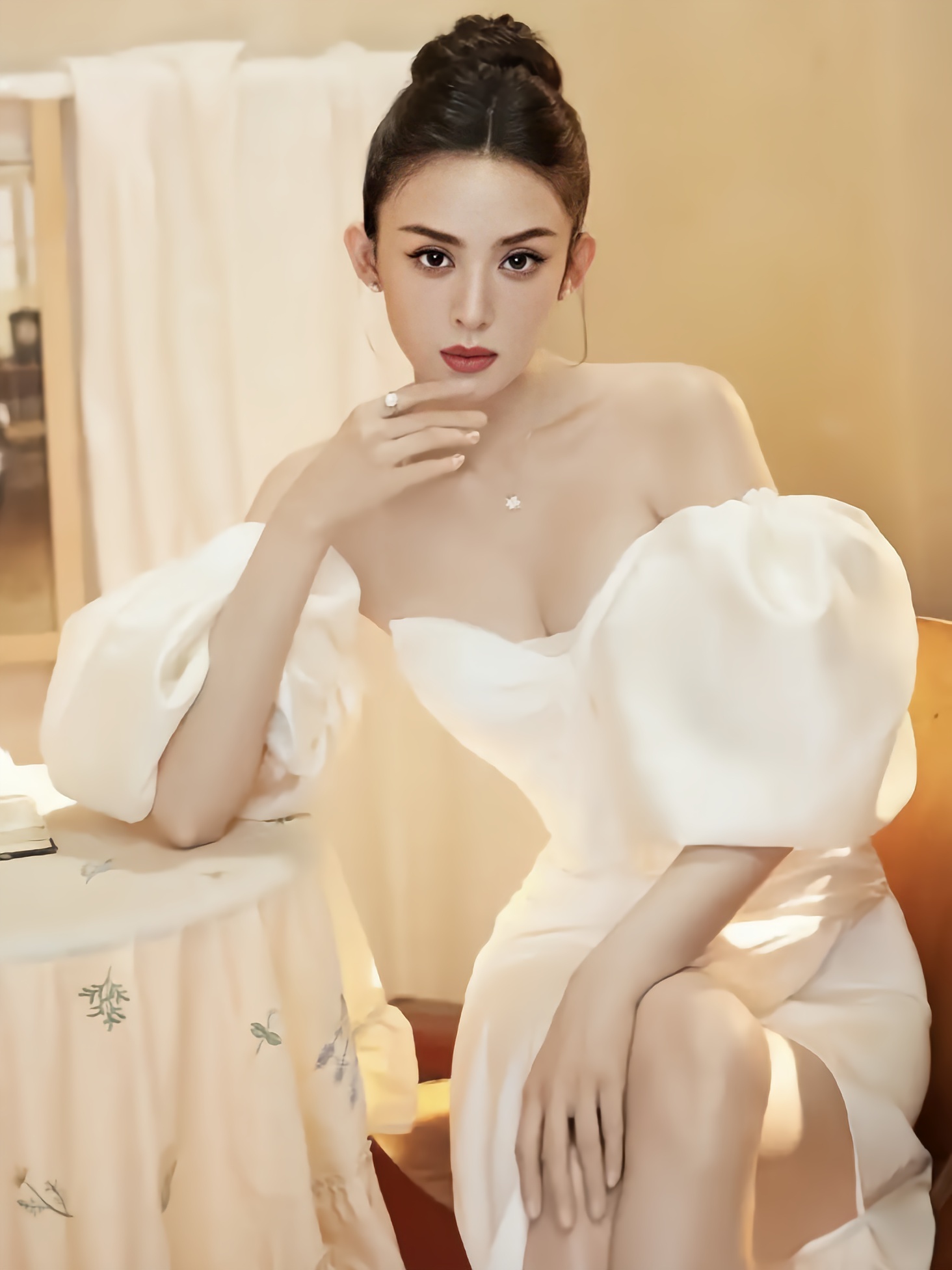 古丽扎娜坐在客厅里,月色如纱,轻笼其面.眉若远山含黛,眸似秋水凝光