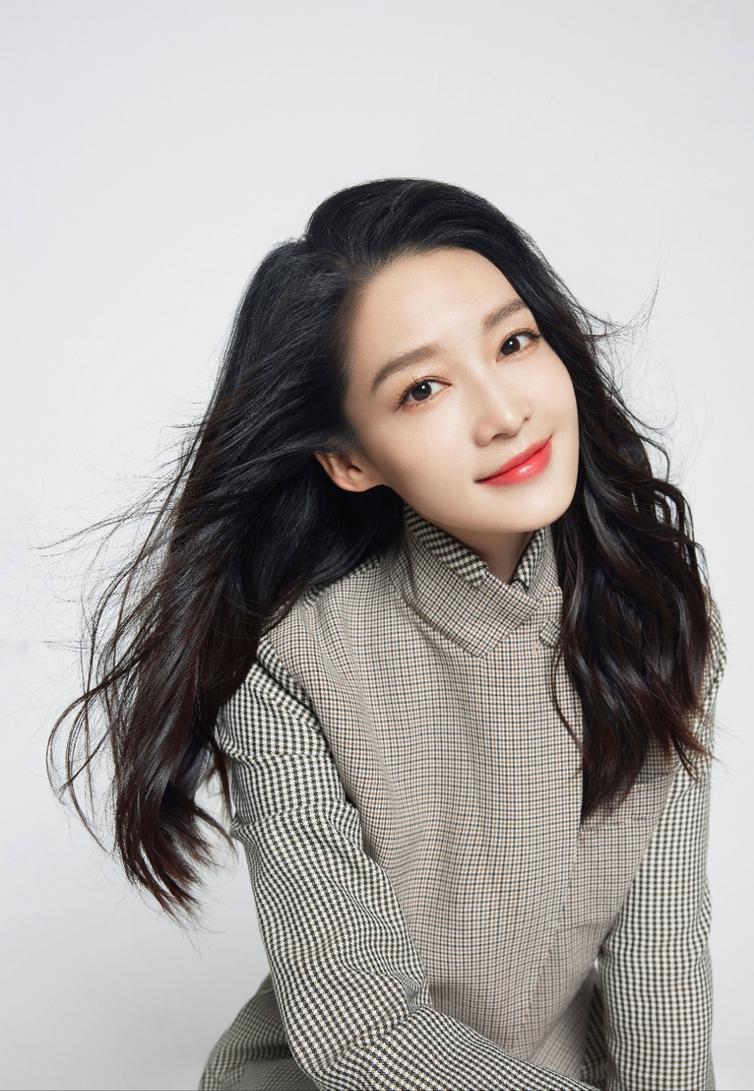 捕捉李沁自信笑容的瞬间,展现格纹装点的魅力