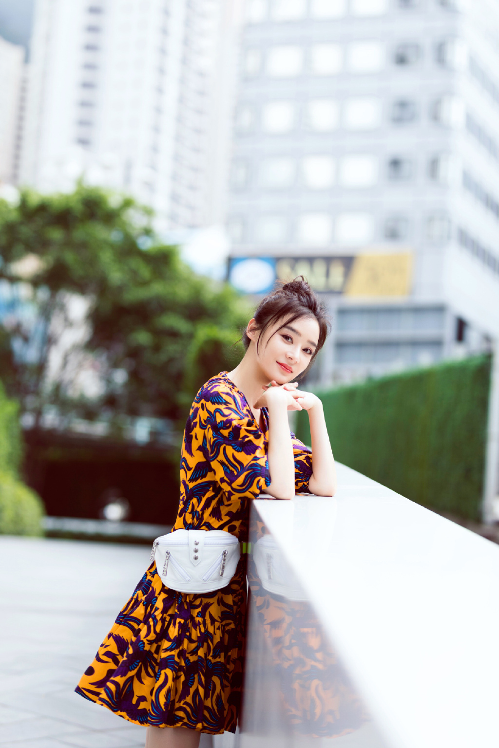 袁姗姗街头随拍,轻松自在,时尚感满分!笑容甜美,尽显青春活力!