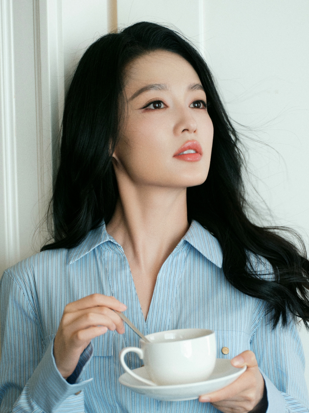 清晨的阳光洒在脸上,李沁手捧一杯热气腾腾的咖啡,享受这宁静的早晨