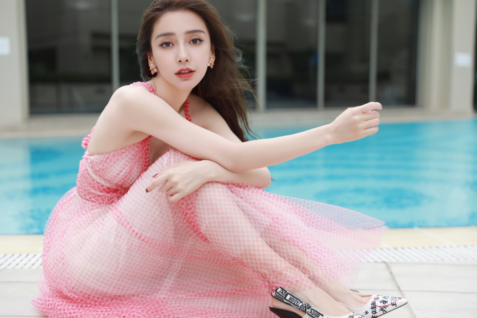 "angelababy, 夏日泳池畔的清凉倩影,捕捉一抹甜美元气