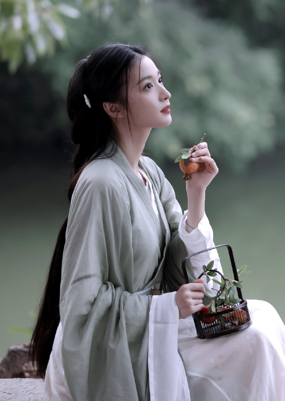 她轻移莲步,似踏云而来,周身萦绕着清冷之气