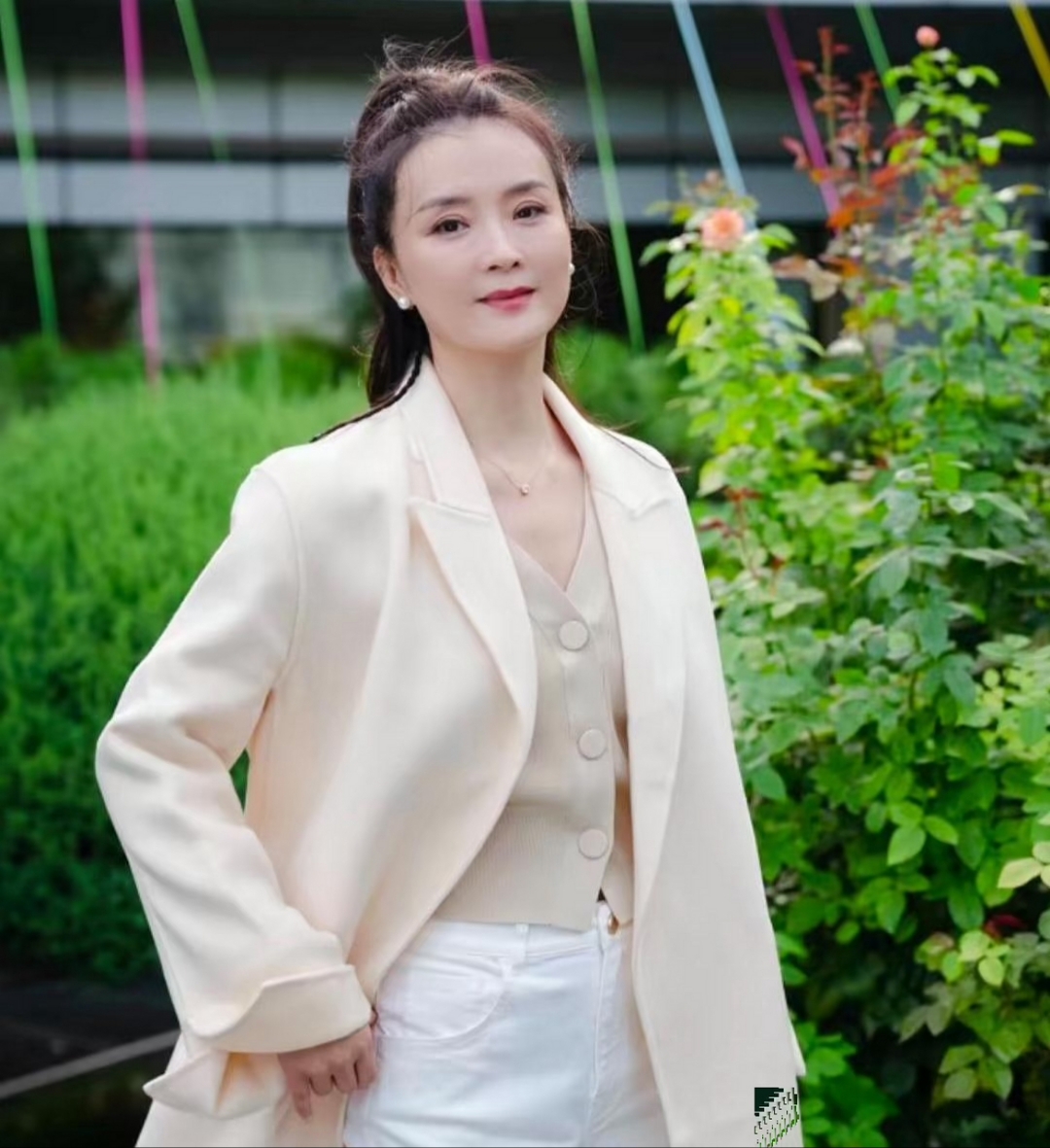 王艳小姐姐今天穿得好清新白西装搭配小白裤站在彩色背景前显得