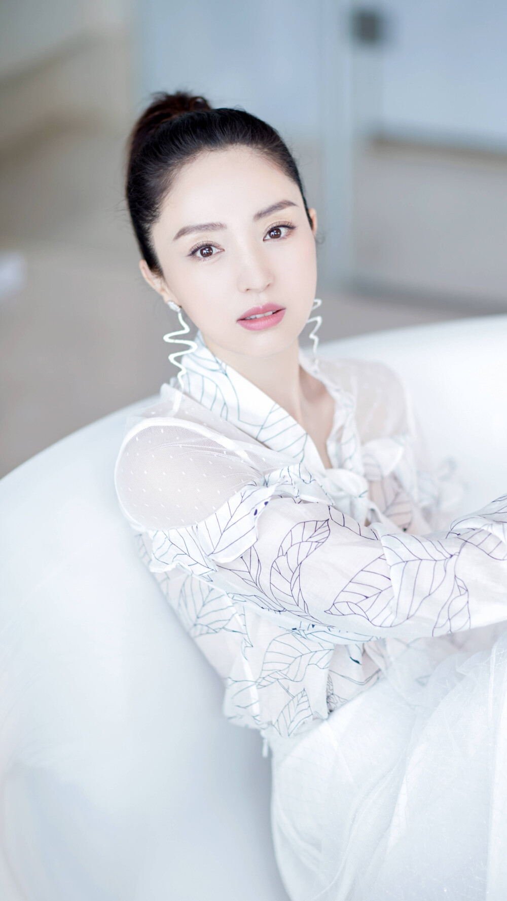 董璇之美 白衣飘飘似仙来, 丽影娉婷花下开
