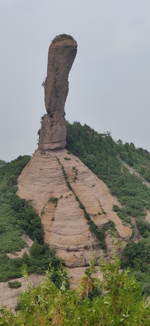 磬锤峰 顶炎沐日凭栏登,手把蛤蟆奔北峰.