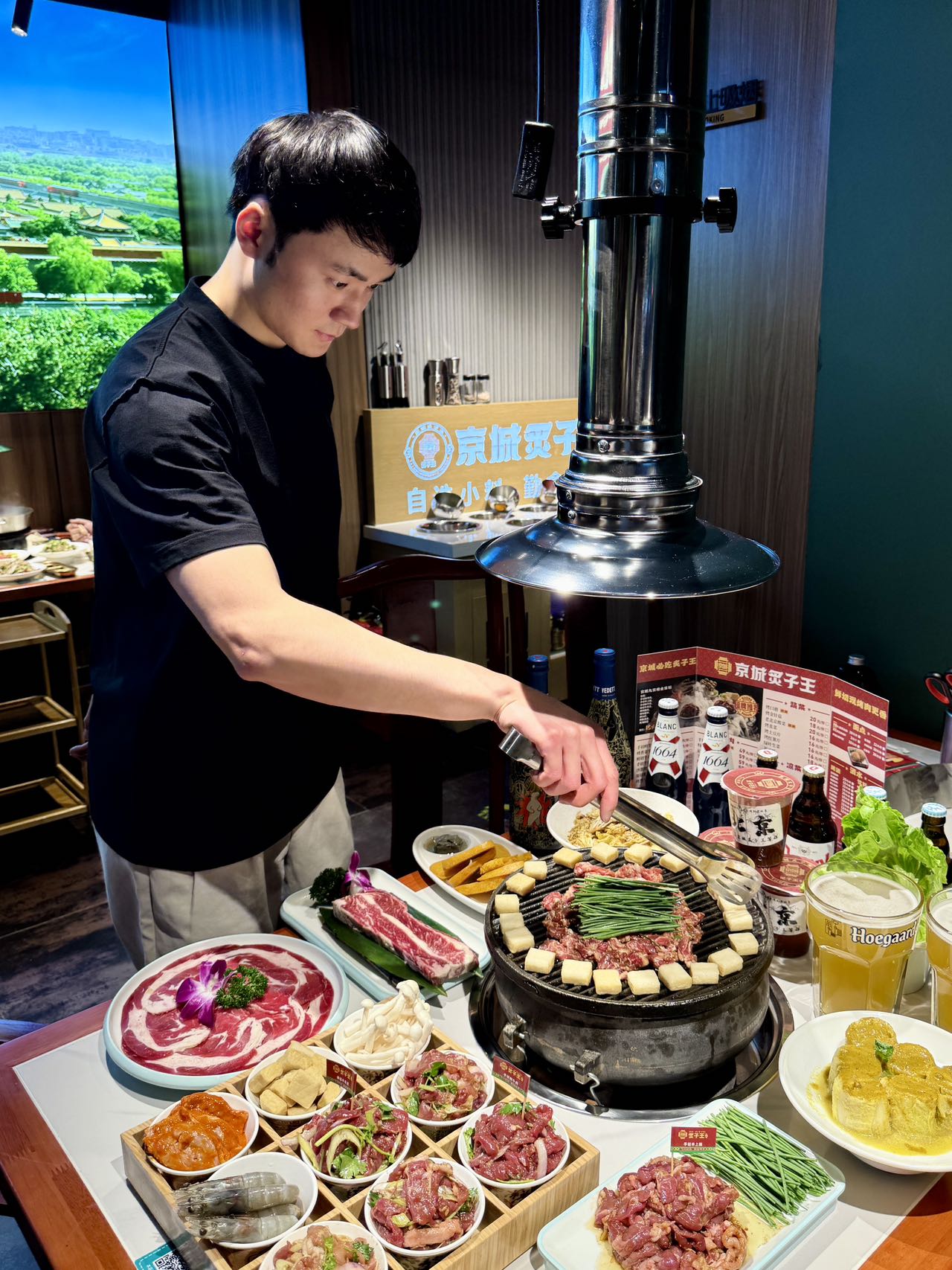 卧卧卧,跟男朋友来三次了 这次他家00后帅哥老板 竟然亲自给烤肉 真