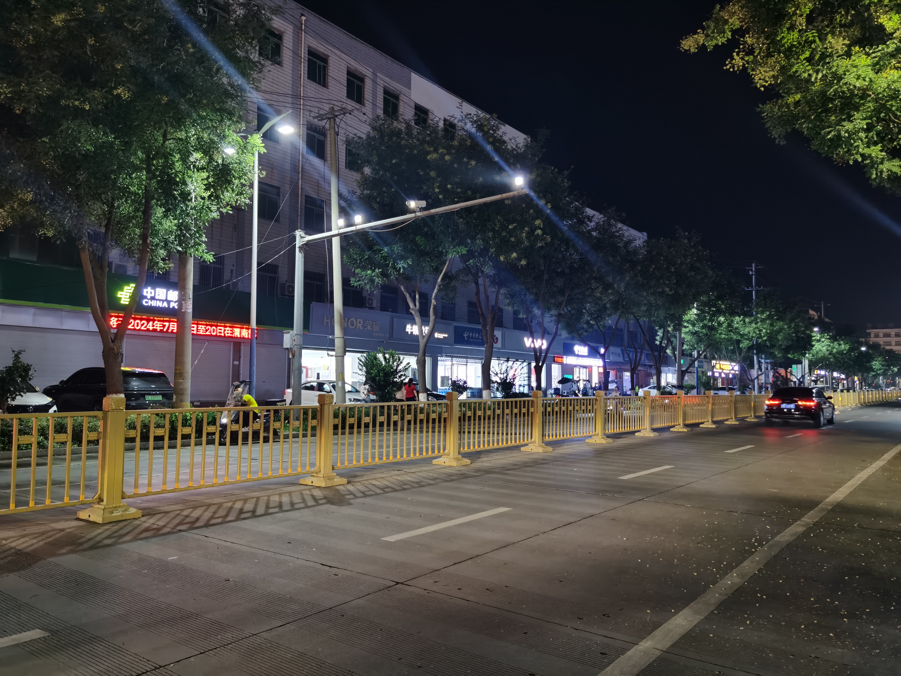 夏天的夜晚总是带着一抹温柔与神秘,悄悄降临在小城的每一个角落