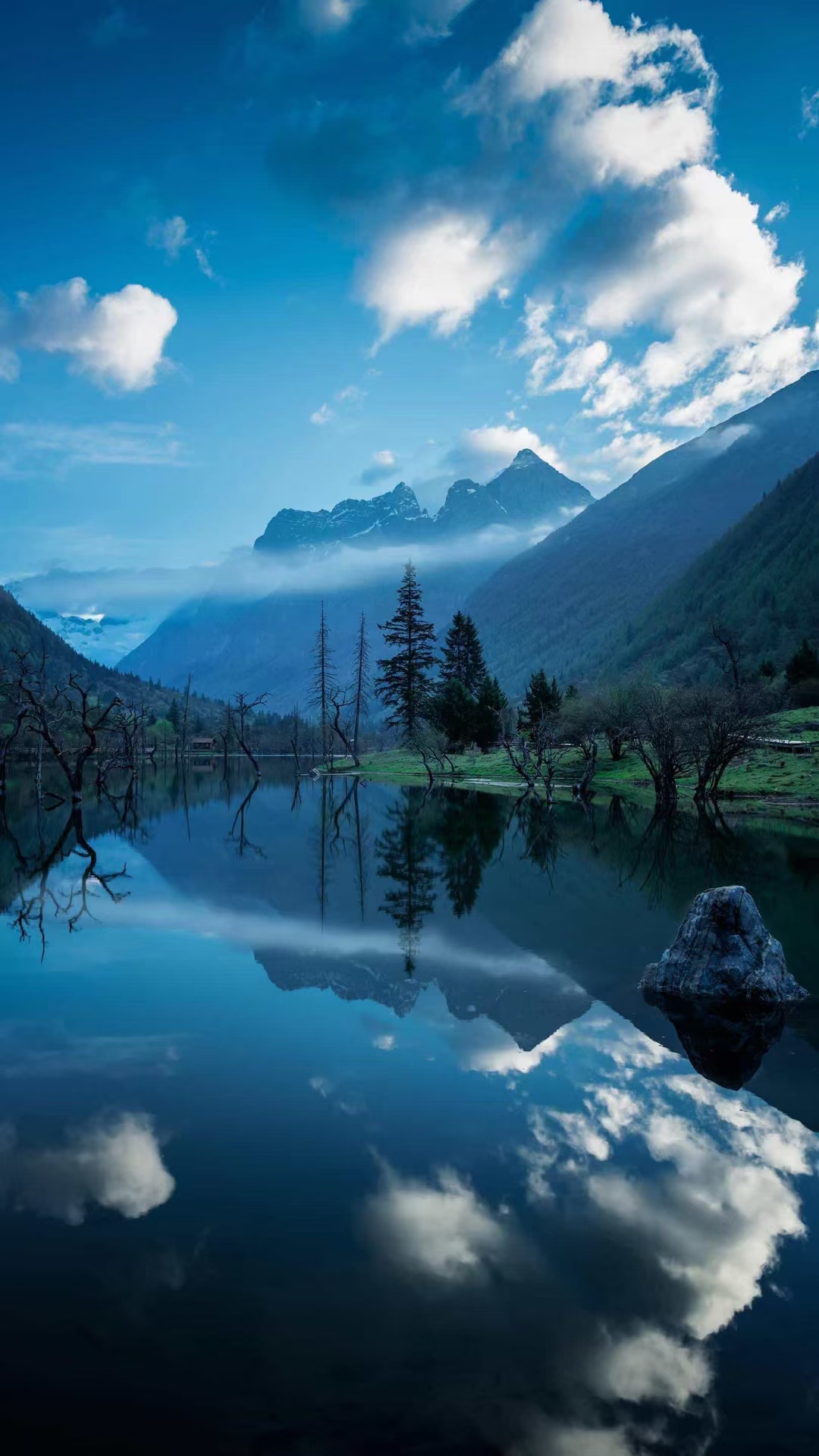 旅行#    【川西,四姑娘山,隆珠措】 杂志锁屏中一眼万年的风景,钟谮