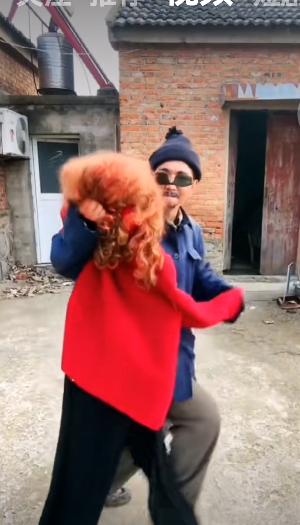 这么大岁数啦,穿的花里招展的,也跟着玩潮范,跟假大妈跳舞,这个大爷跳