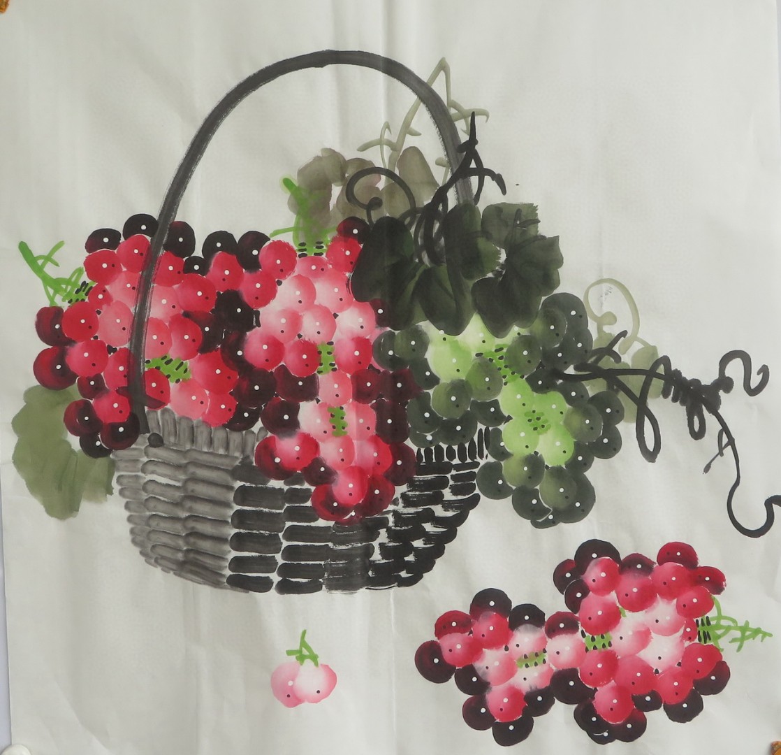 国画#画画交流组# 中,黑色的篮子仿佛是一个神秘的宇宙,而葡萄们则是