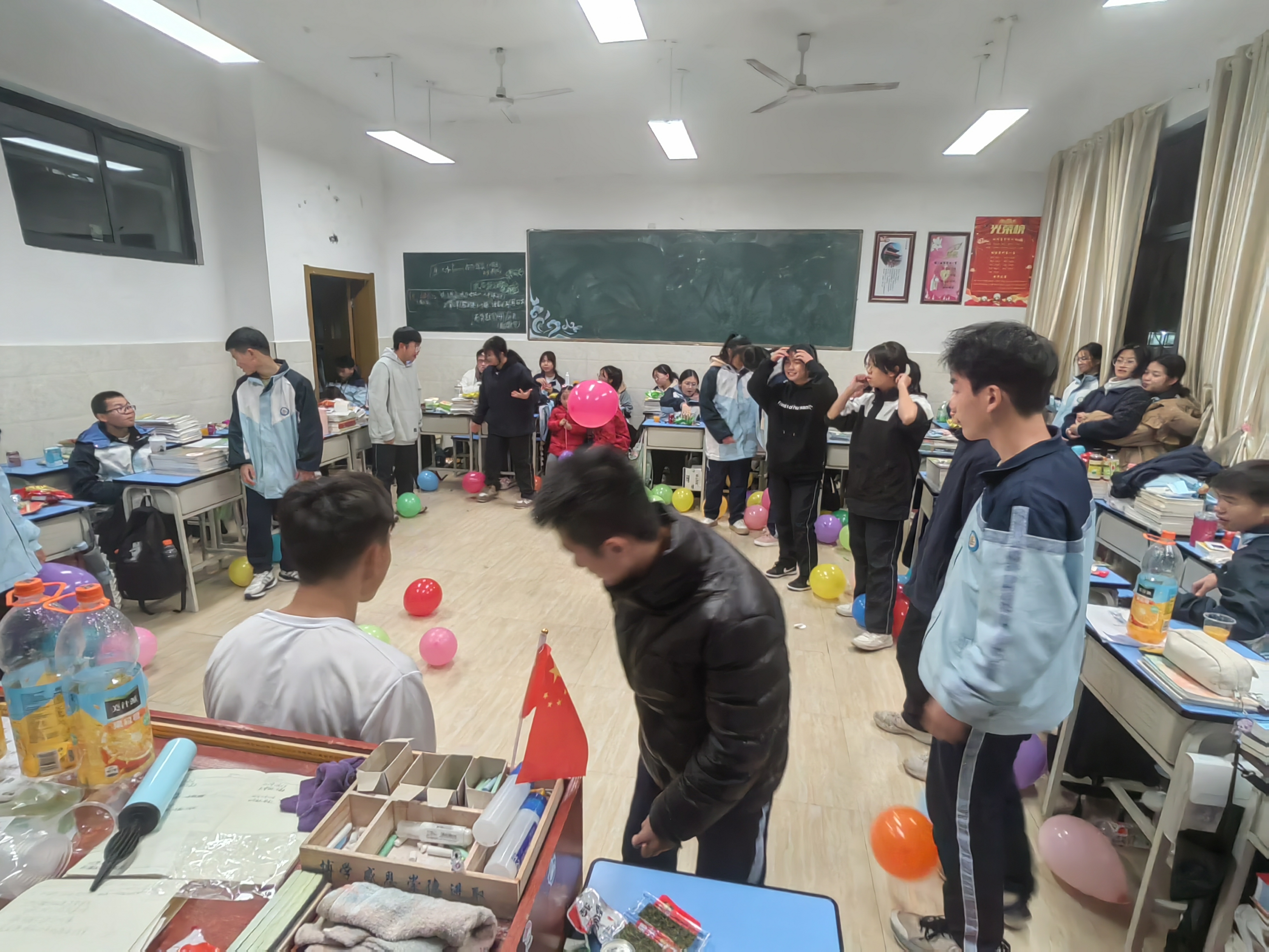 在事关自身发展的问题上,是没有必要区分开八小时以内和以外的