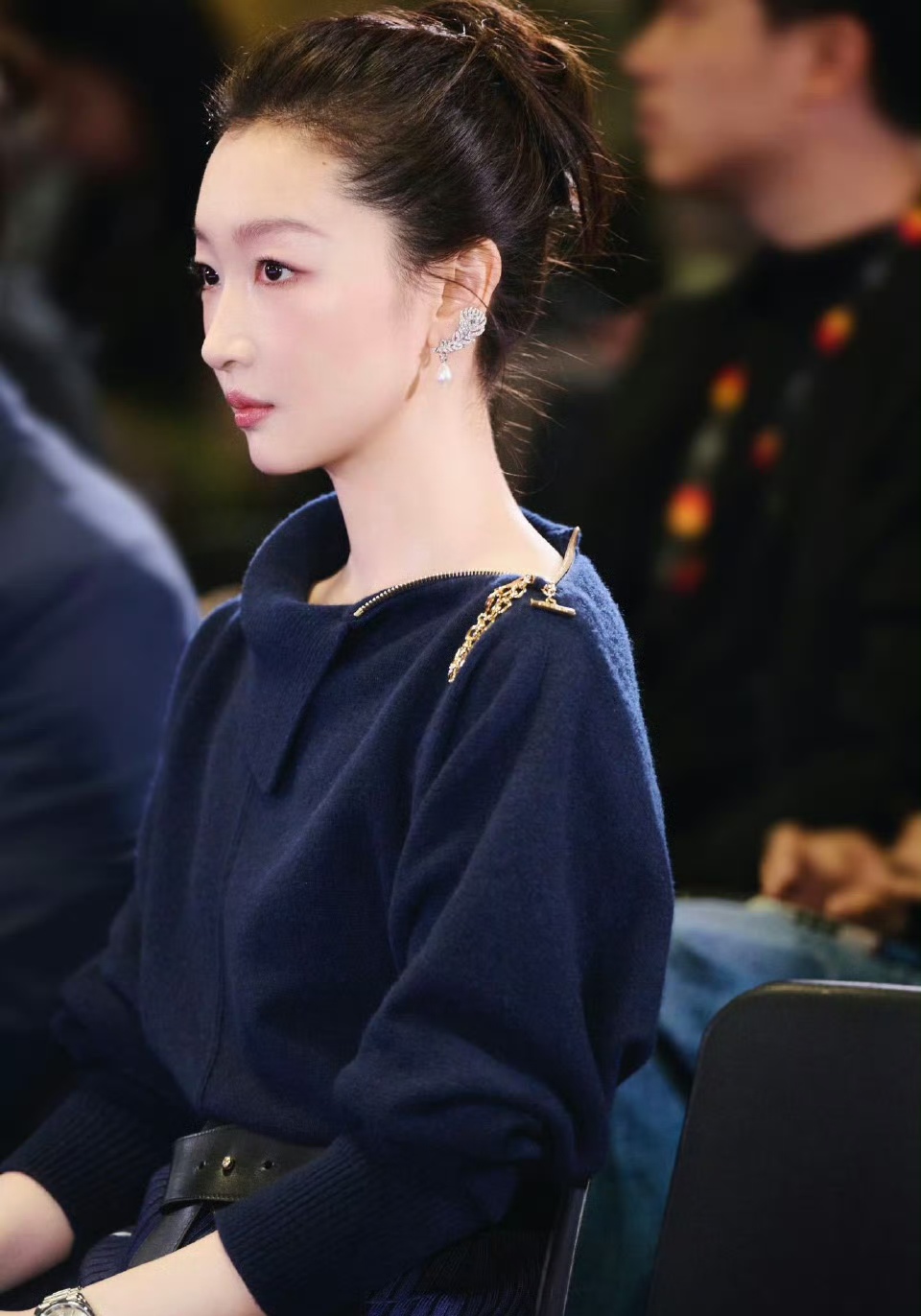 周冬雨出席活动,优雅气质展露无遗#周冬雨