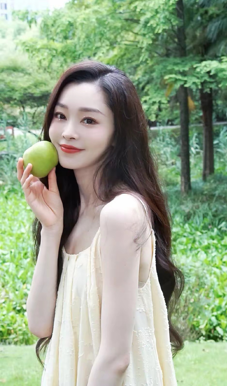宋轶轻触着那青翠欲滴的果实,嘴角绽放出如阳光般灿烂的笑容#宋轶
