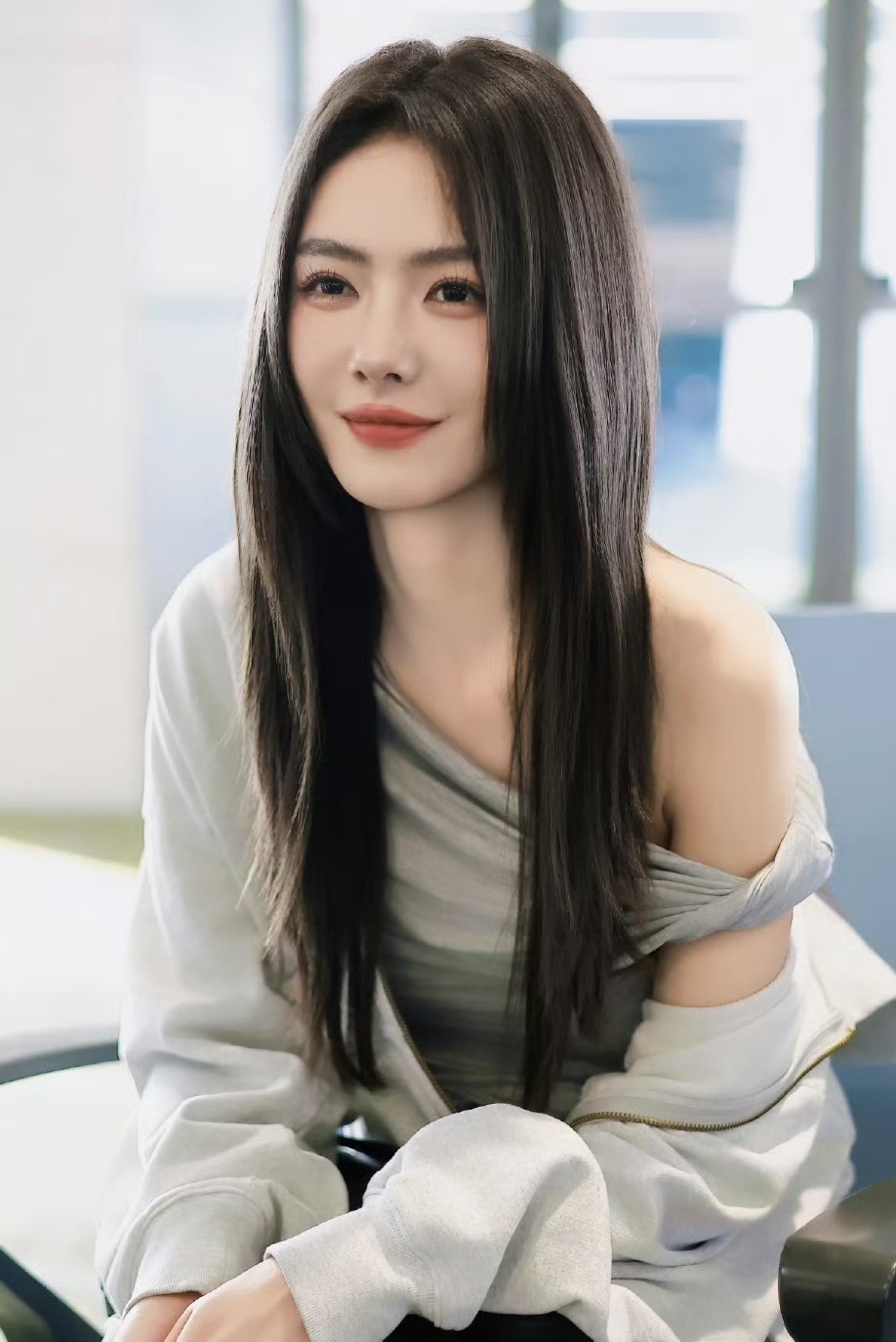黑长直发型衬得蔡文静温婉动人#蔡文静