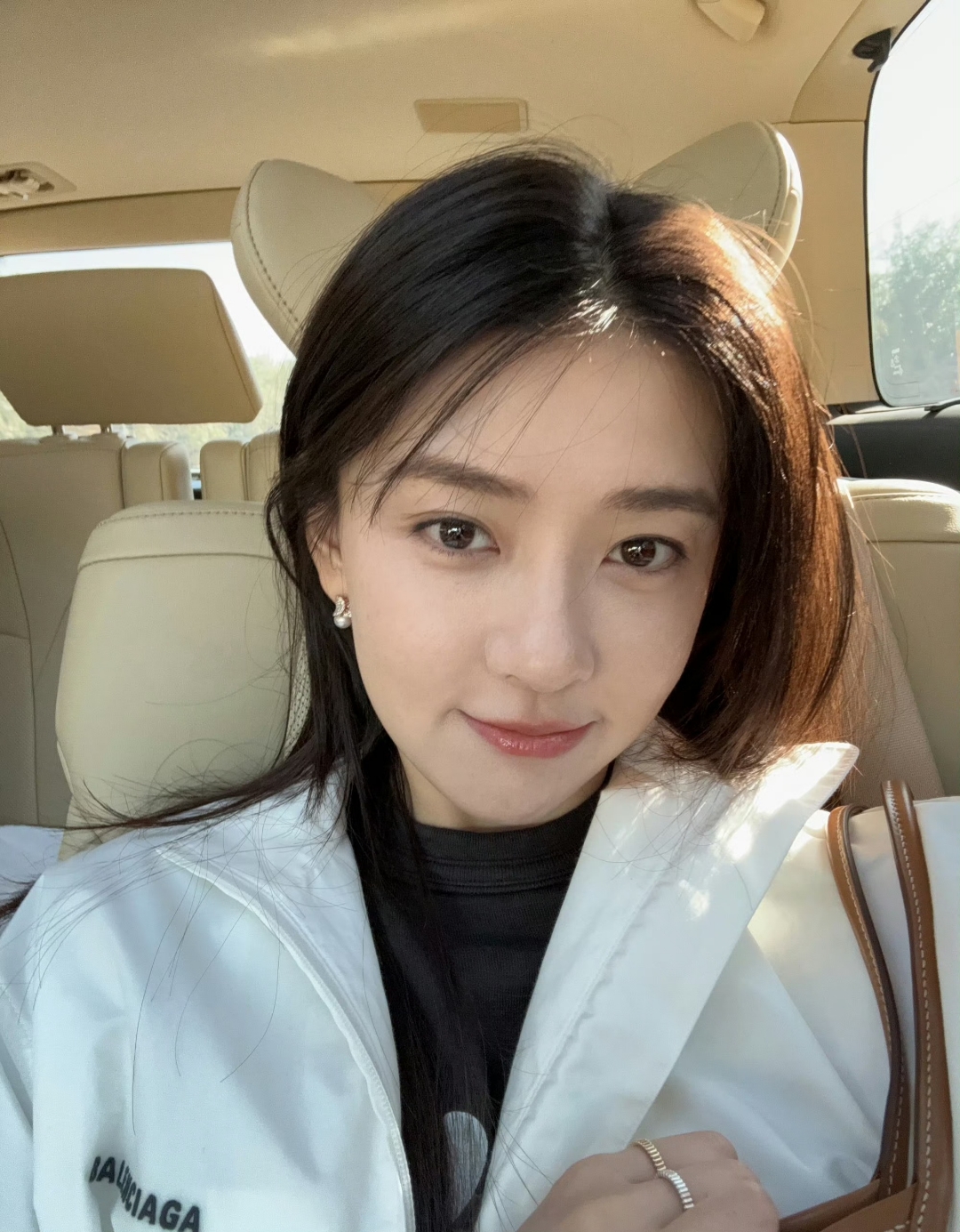 梁洁车内随拍,俏皮嘟嘴卖萌#梁洁