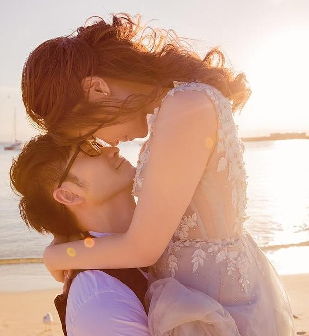 两人深情对视,或依偎在一起,满是浓情蜜意,热恋期情侣多用此种拥抱