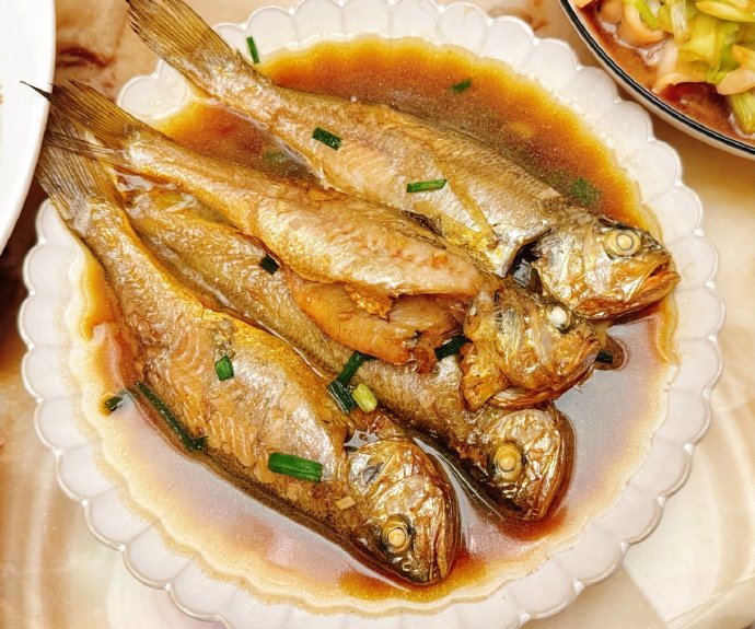 海蜇,白斩鹅,螃蟹,韭黄炒鱿鱼,红烧水潺&小鱿鱼,红烧梅鱼,酱烤牛肉