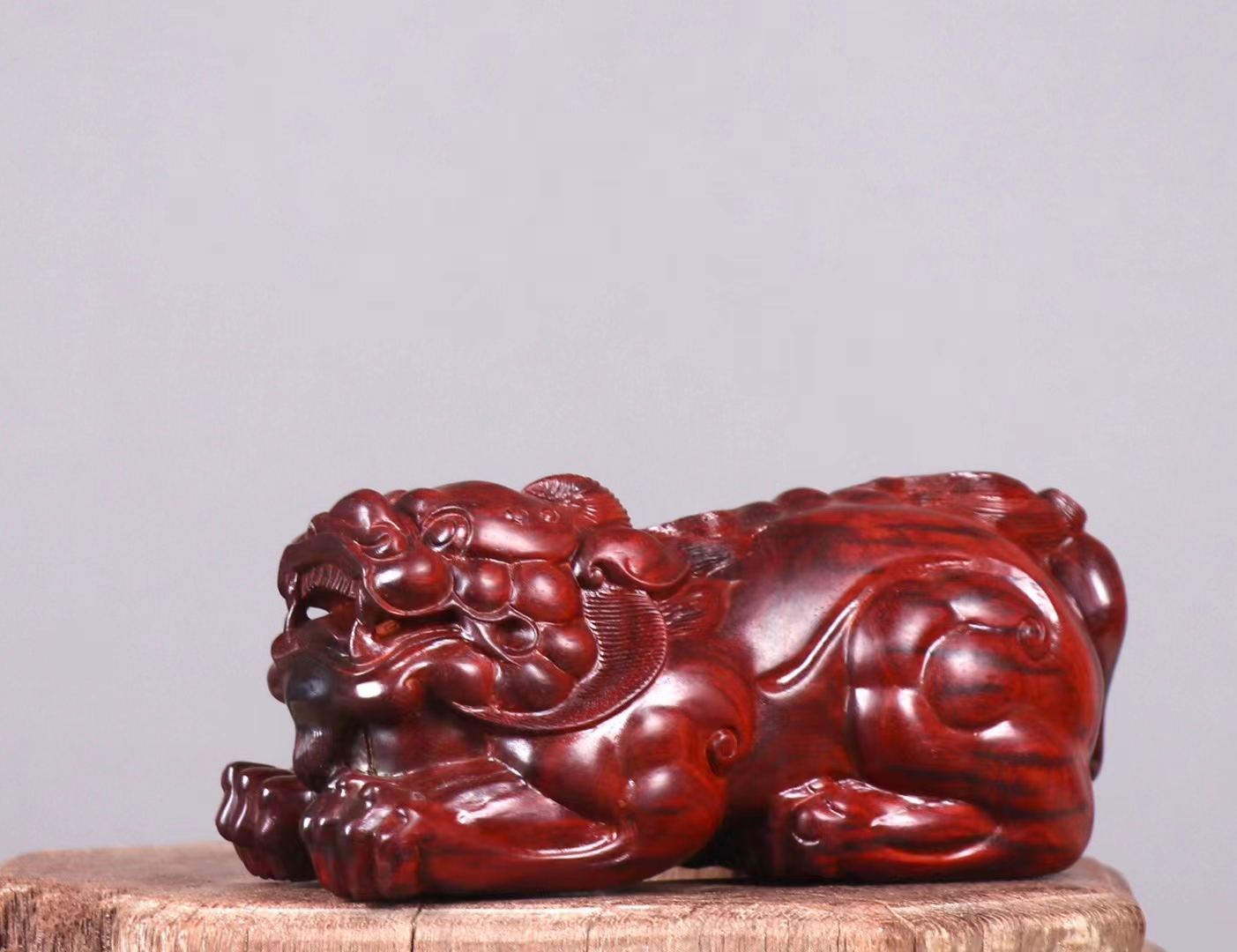 为大家呈现一只印度小叶紫檀貔貅手把件,貔貅是龙之九子之一,有着只进