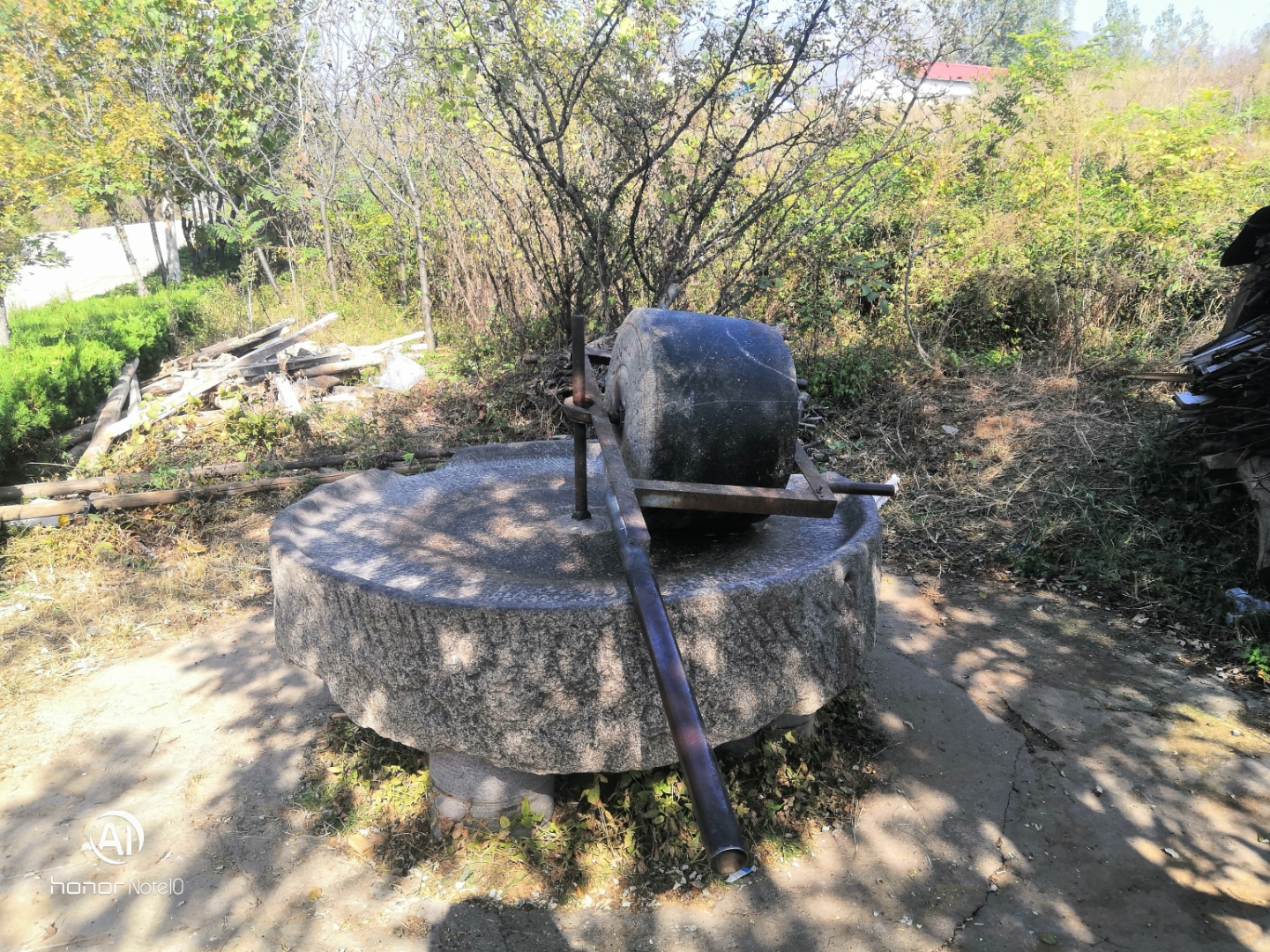 沂蒙山地区的农村几乎都有这么一个石碾子,人们把各