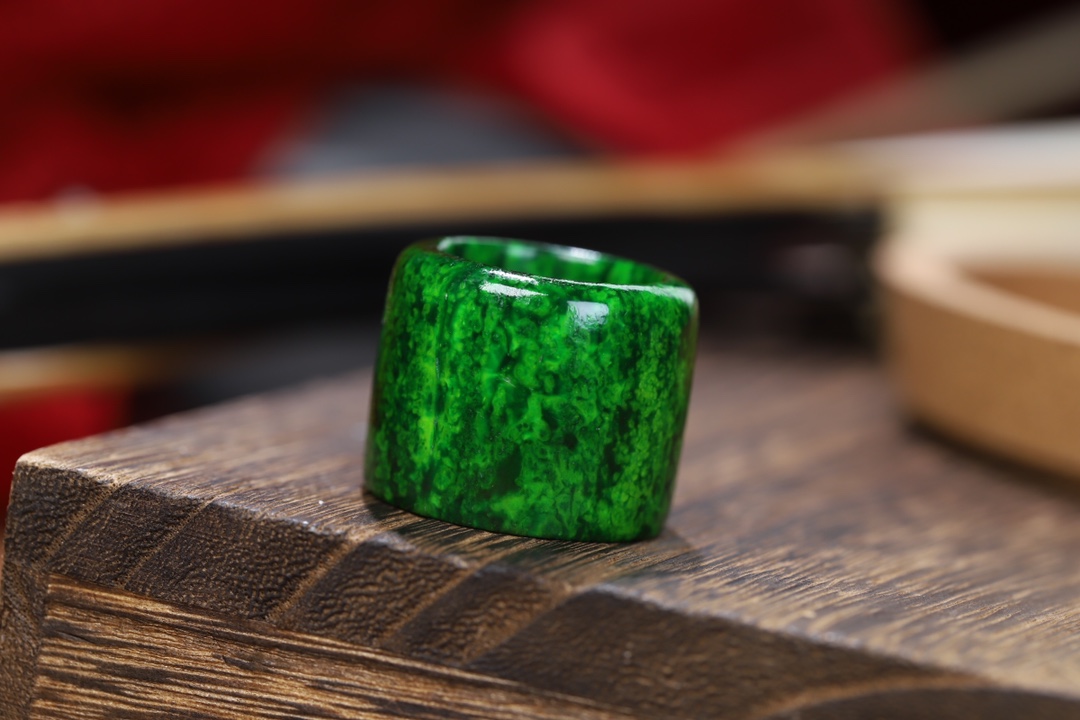 【满脑扳指】天然虬角扳指,颜色翠绿,古法呛色,圈口:19.