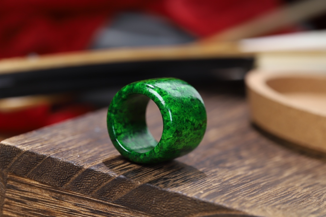 【满脑扳指】天然虬角扳指,颜色翠绿,古法呛色,圈口:19.