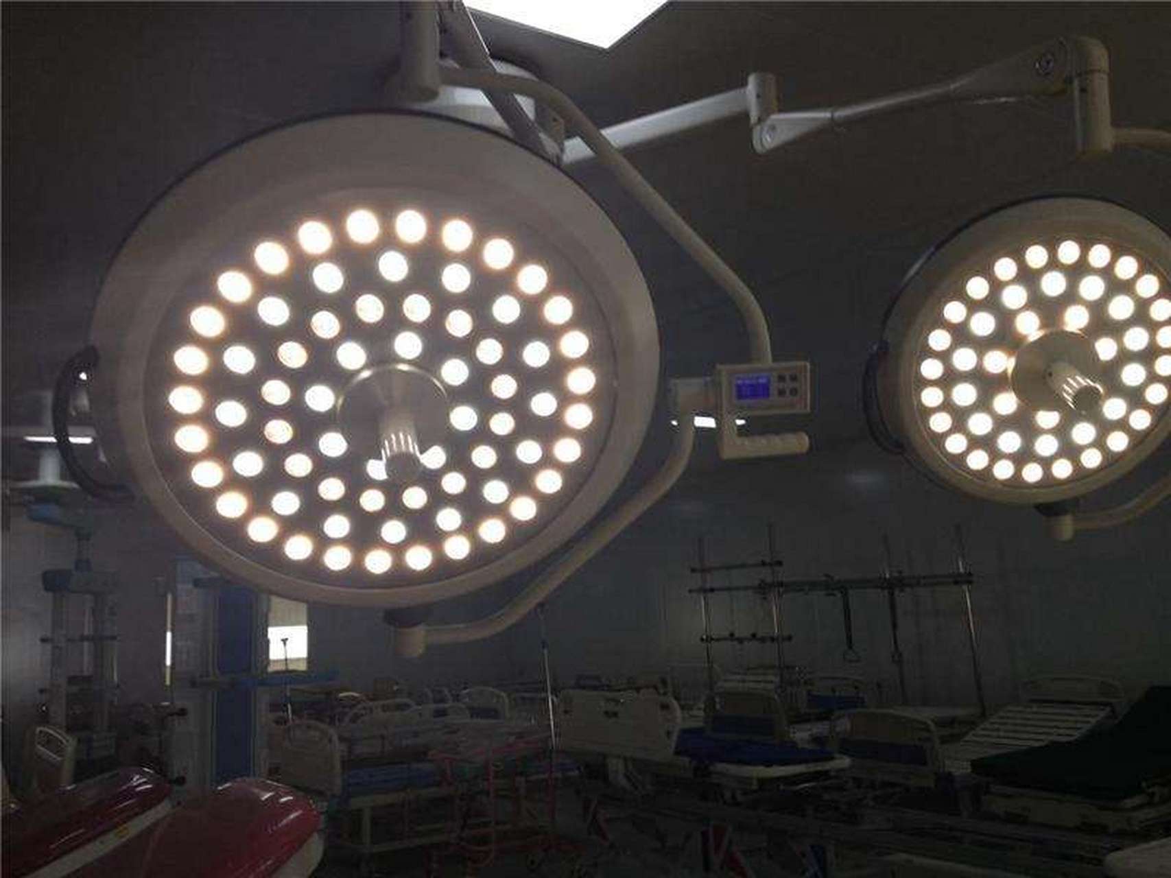 手术无影灯的工作原理.手术室用的无影灯,为什么可以做到无影?