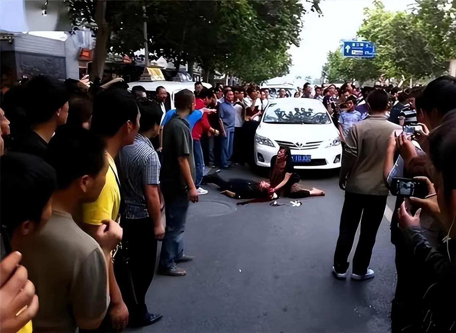 2012年9月15日,蔡洋在西安举起u型锁,不仅砸车还砸人.