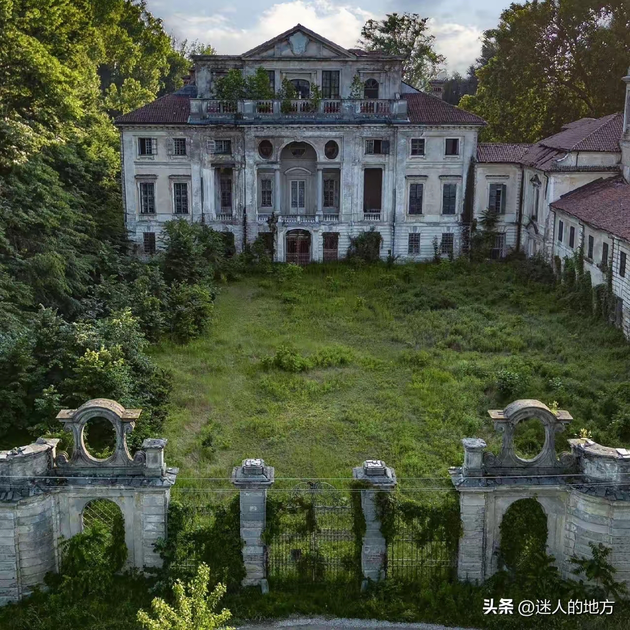 意大利废弃的别墅. 自 1959 年以来,它一直空无一人.