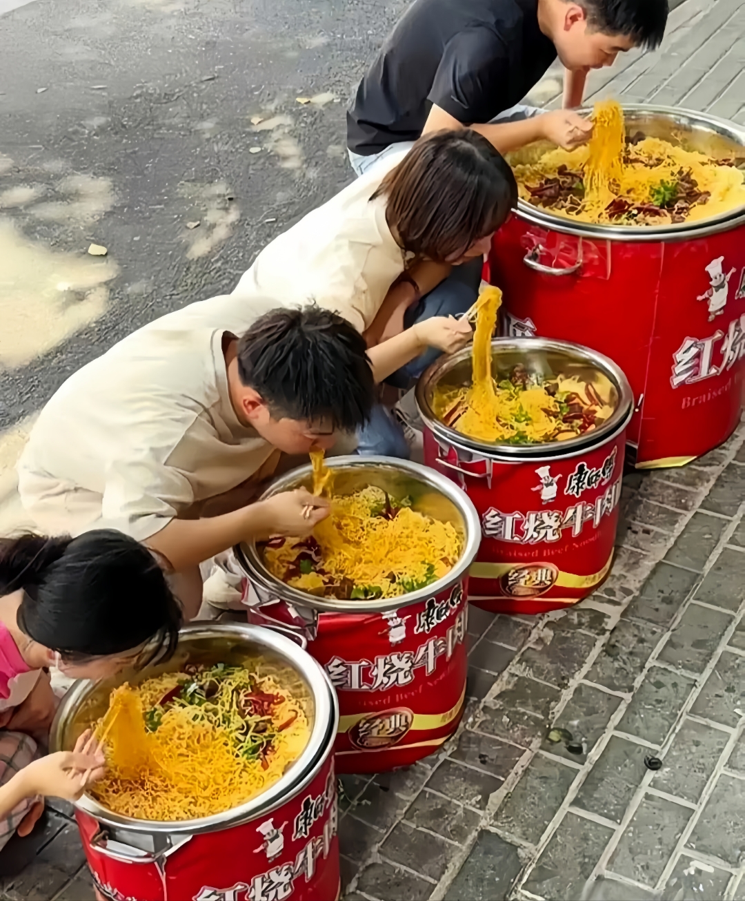 大家跃跃欲试又满心忐忑,这巨大一桶泡面成了挑战,究竟谁能征服它获奖