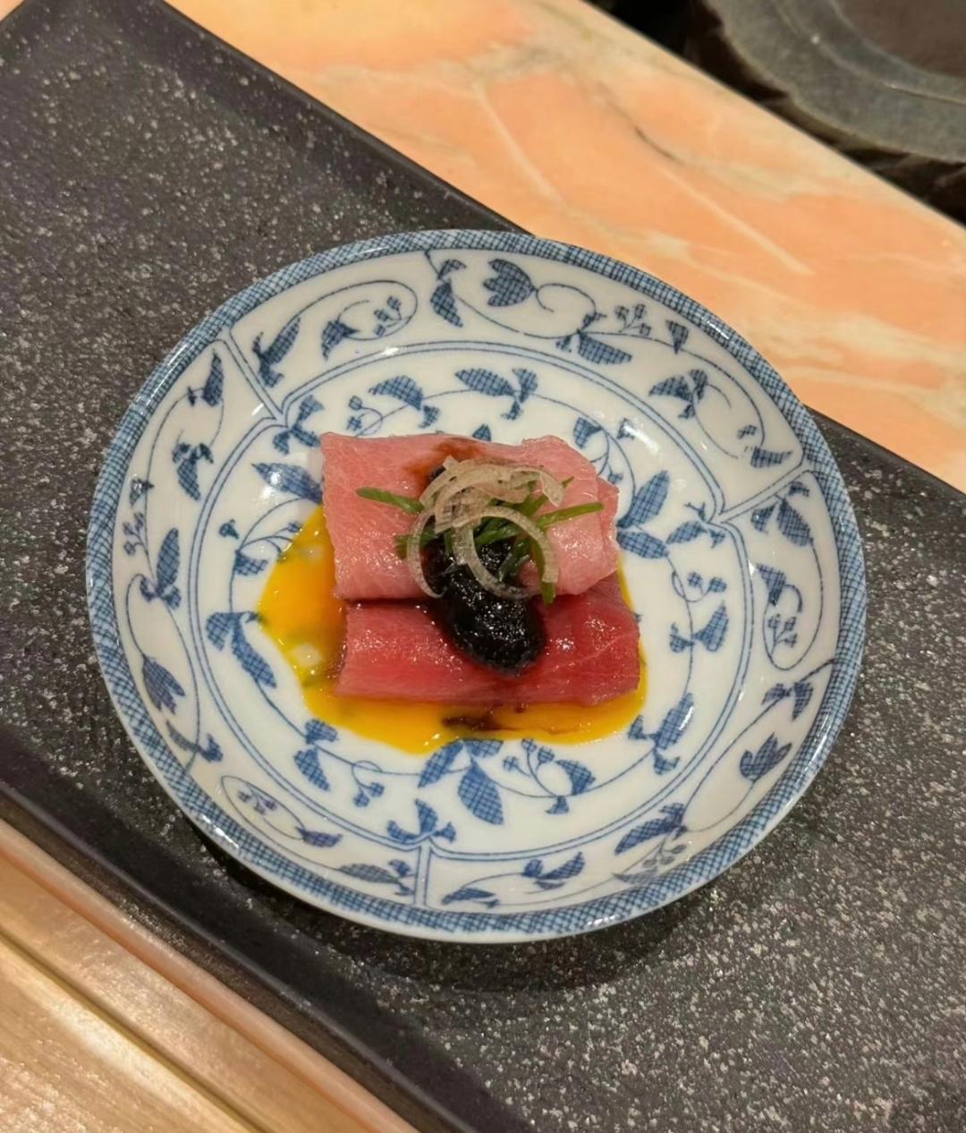 年少时,我们怀揣着叛逆与憧憬,对大人们的谆谆教导置