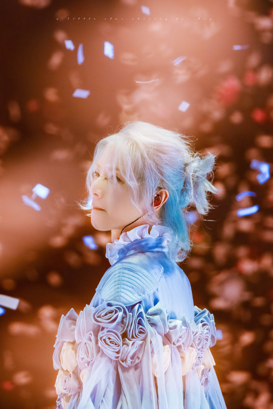 还专门买了一套衣服给粉丝拍照哇  华晨宇全宇宙最宠粉的了吧!