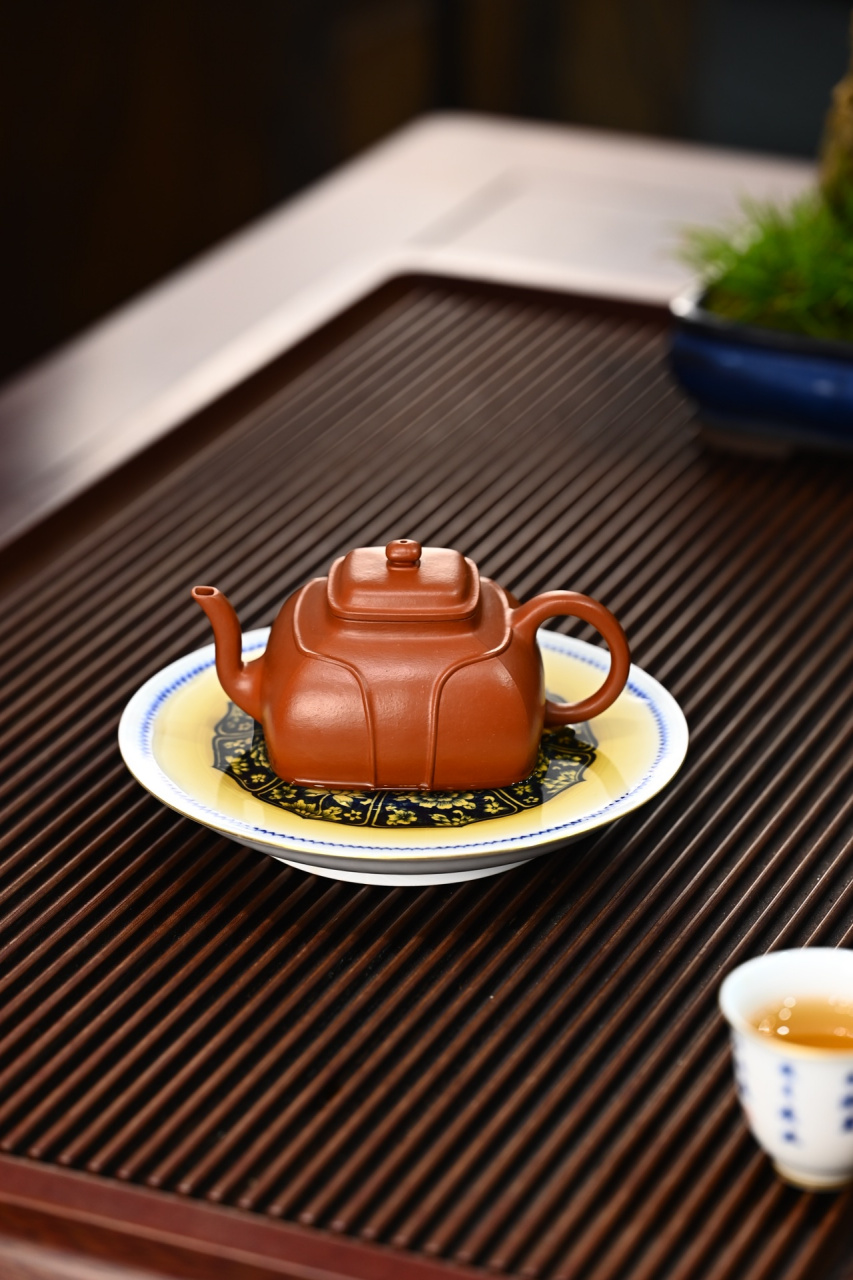 作为壶大侠,今天给大家介绍一款独具匠心的宜兴紫砂壶——四方玉带,让