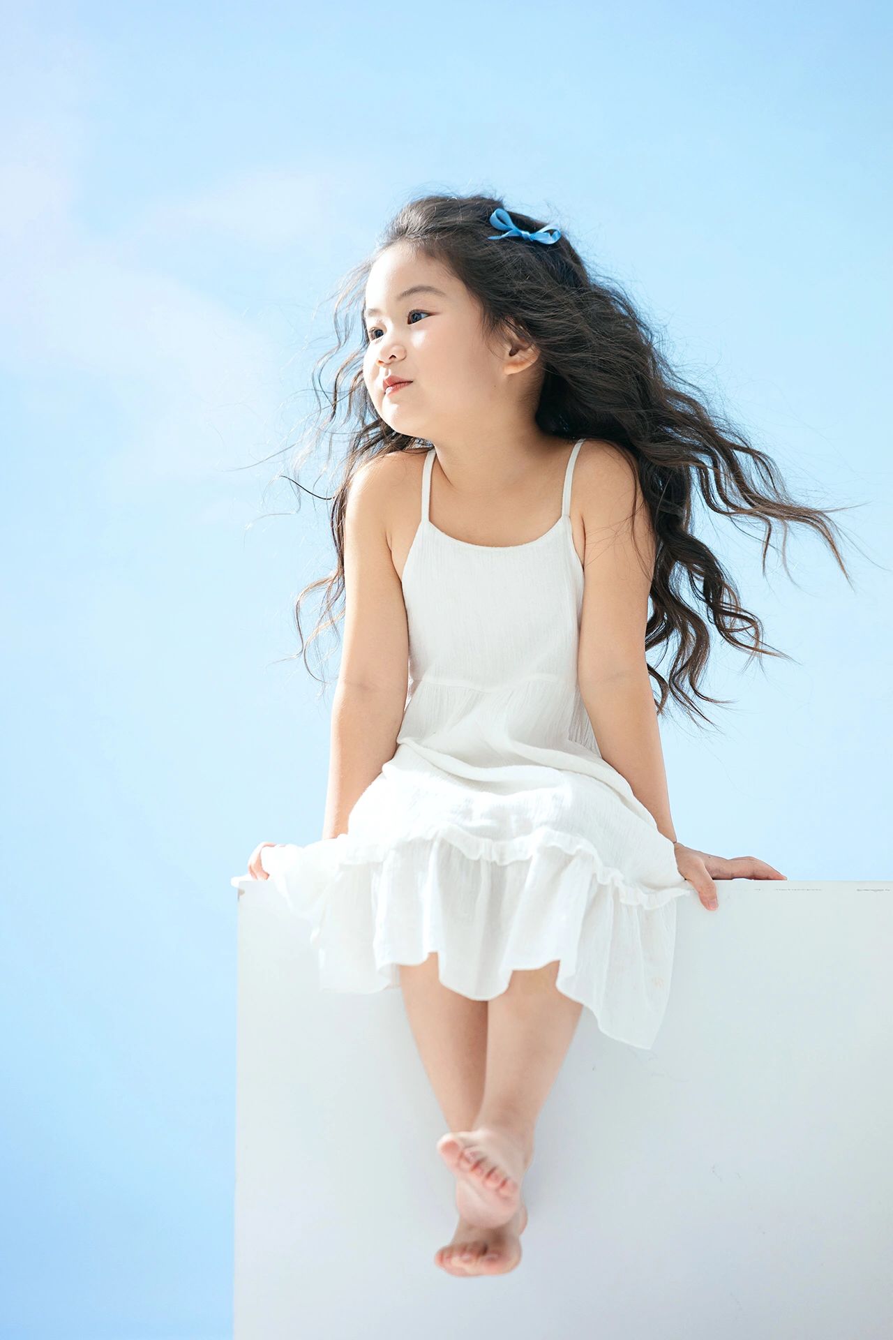 全身照片小女孩图片蓝天白云女童小仙女写真儿童白色纱裙拍照姿势大全