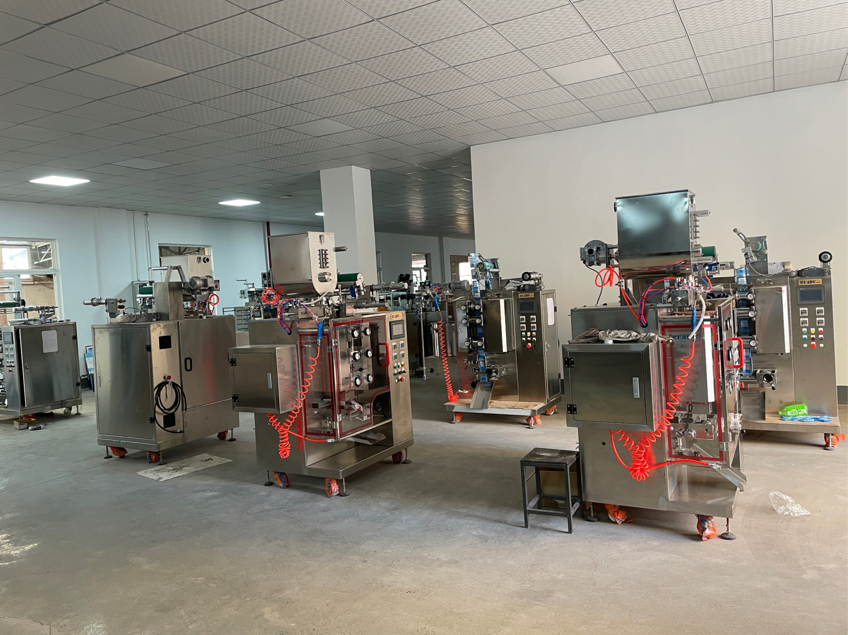 酱料包装机,自动计量称重,适合包装各类液体油辣椒果酱等