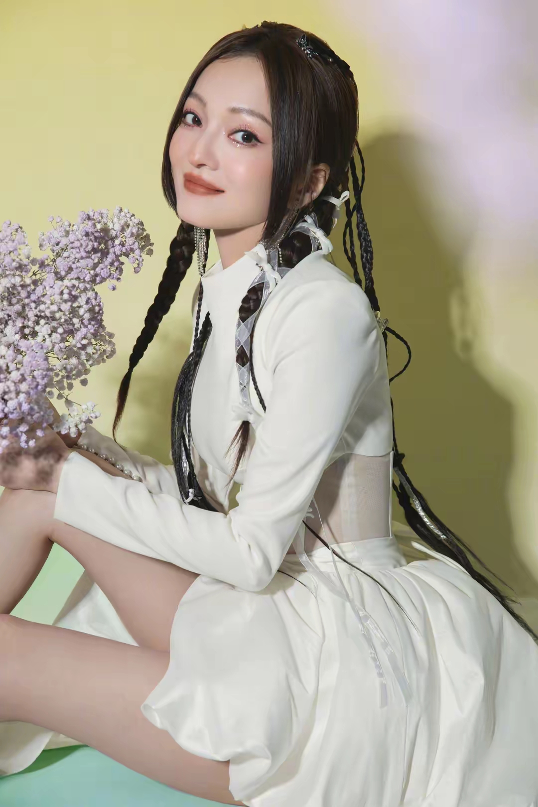 张韶涵,  春日气息,女孩的白色裙摆轻拂着微风,笑容甜美如花.