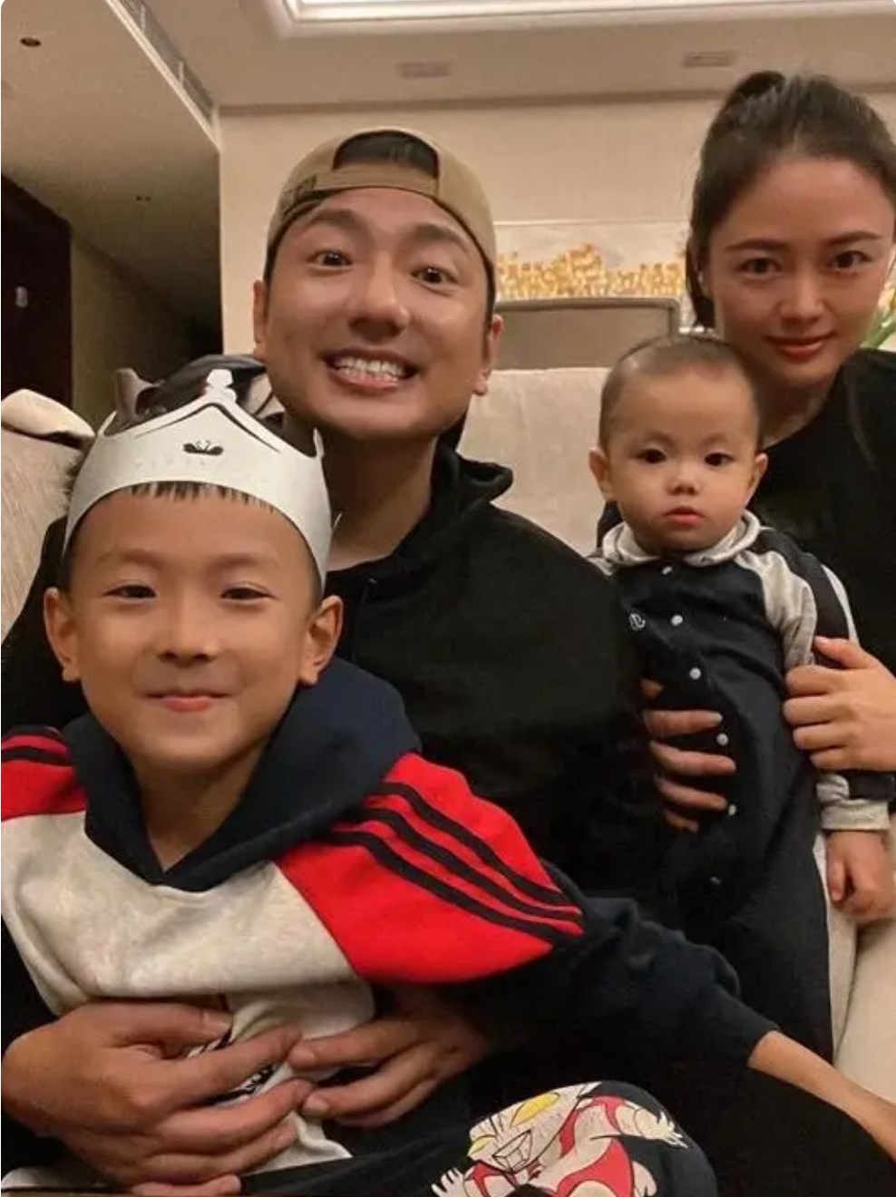 6月29日,知名歌手海来阿木在某平台上更新了一张全家福照片,并配文:"