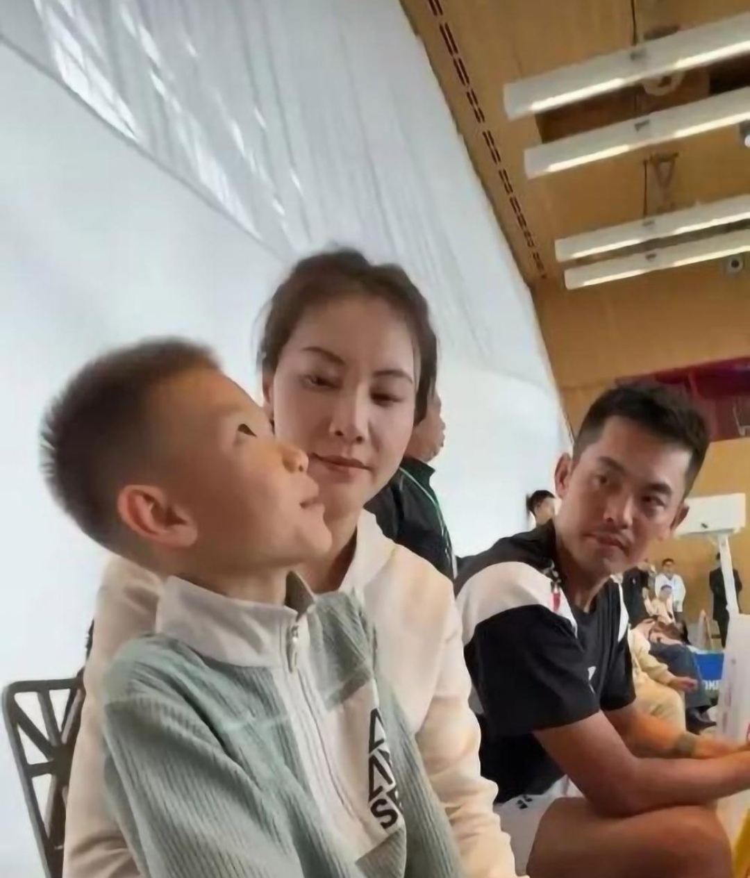 谢杏芳还是那么年轻漂亮,只不过从她的表情不难感觉她好像连认真看