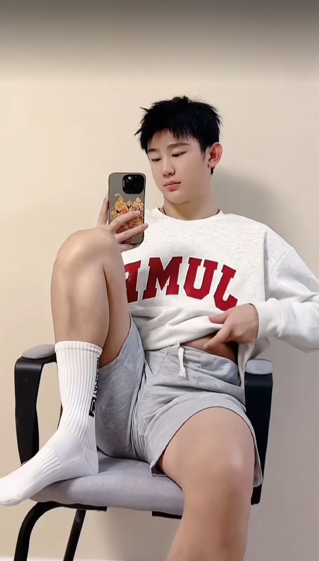 手机,成了他与世界的连接,而他,沉浸在自己的小世界里