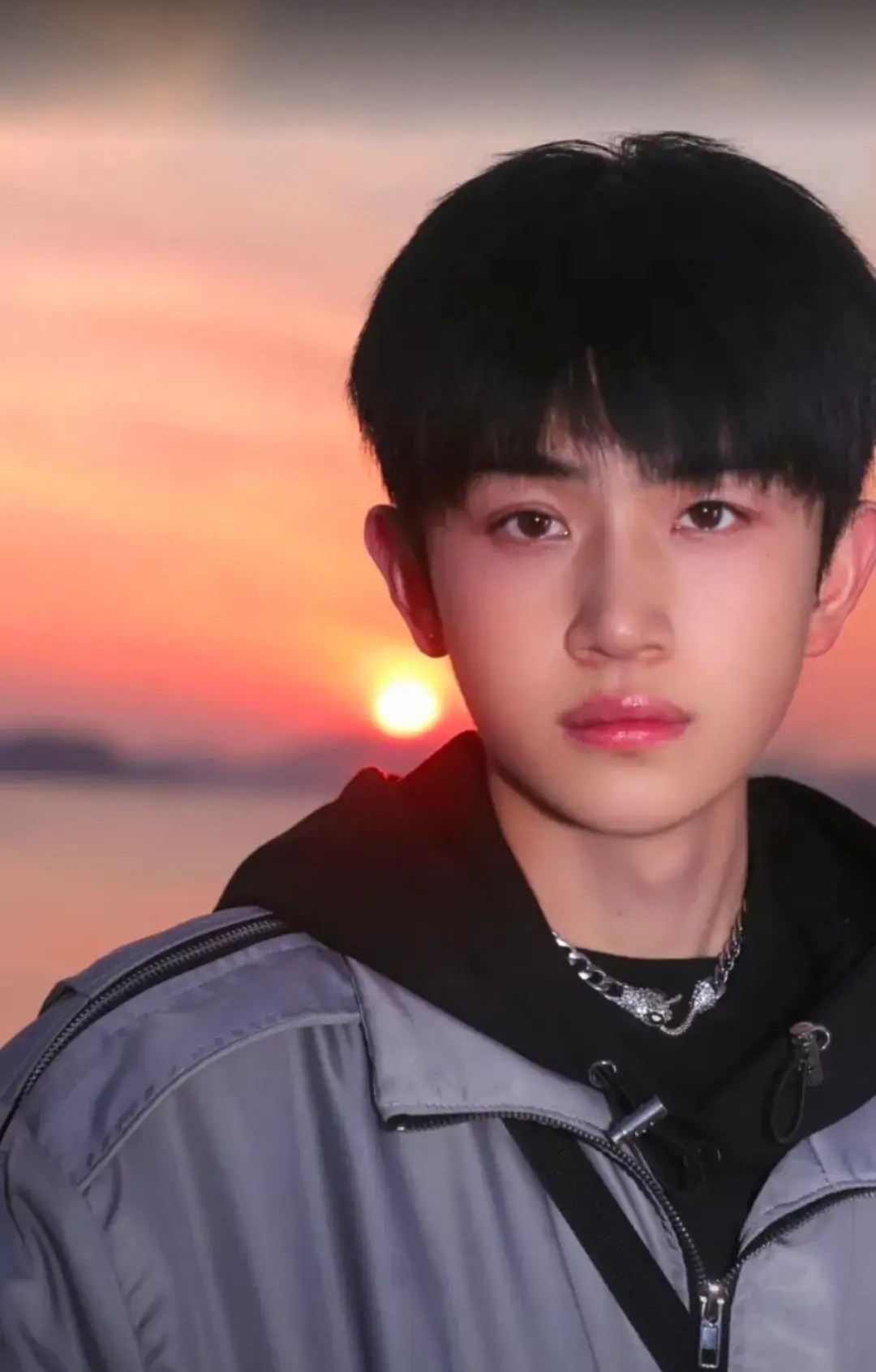 他,那位黑衣少年,似一幅未经勾勒的剪影,独自站在时光的角落,默默诉说