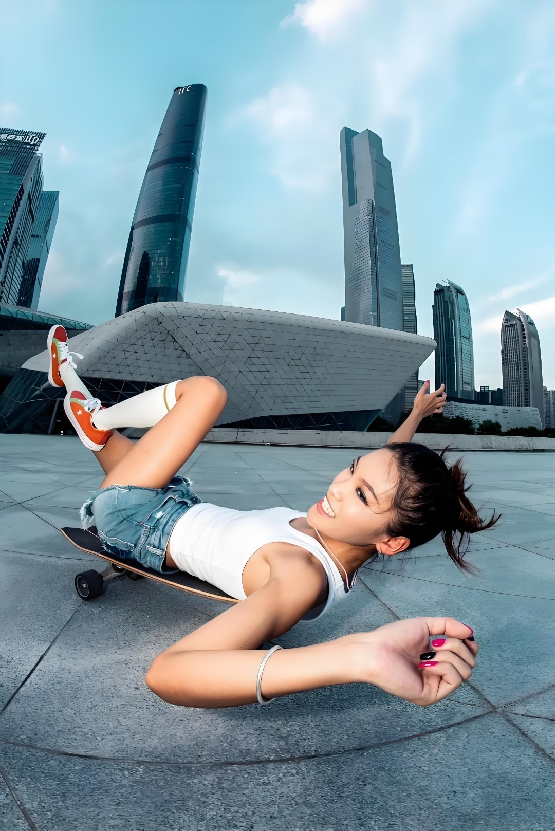 美女滑手以靓丽之姿,演绎精彩绝伦的滑板绝技