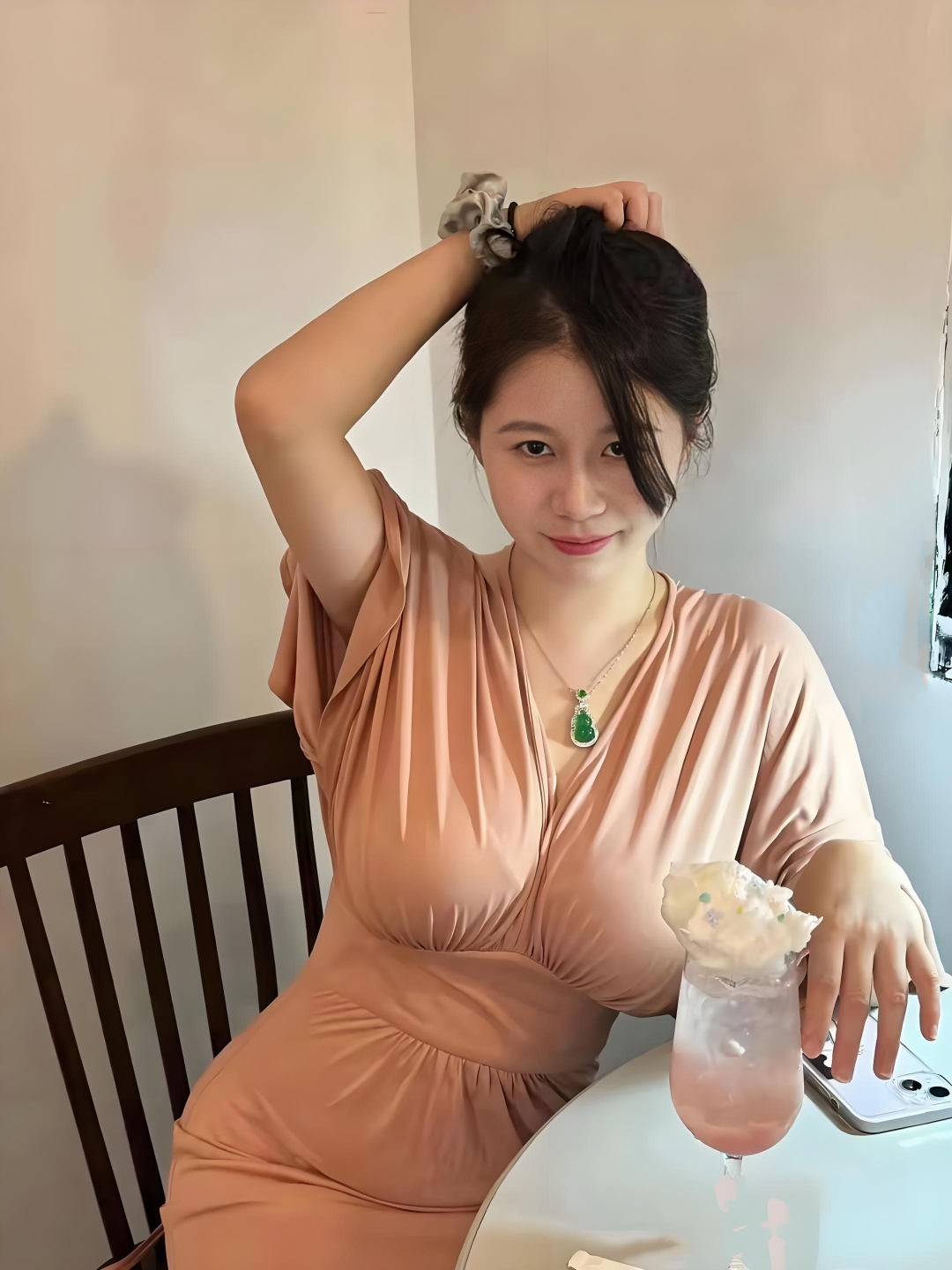 3,大多数男人不喜欢胸小的女人,大多数女人