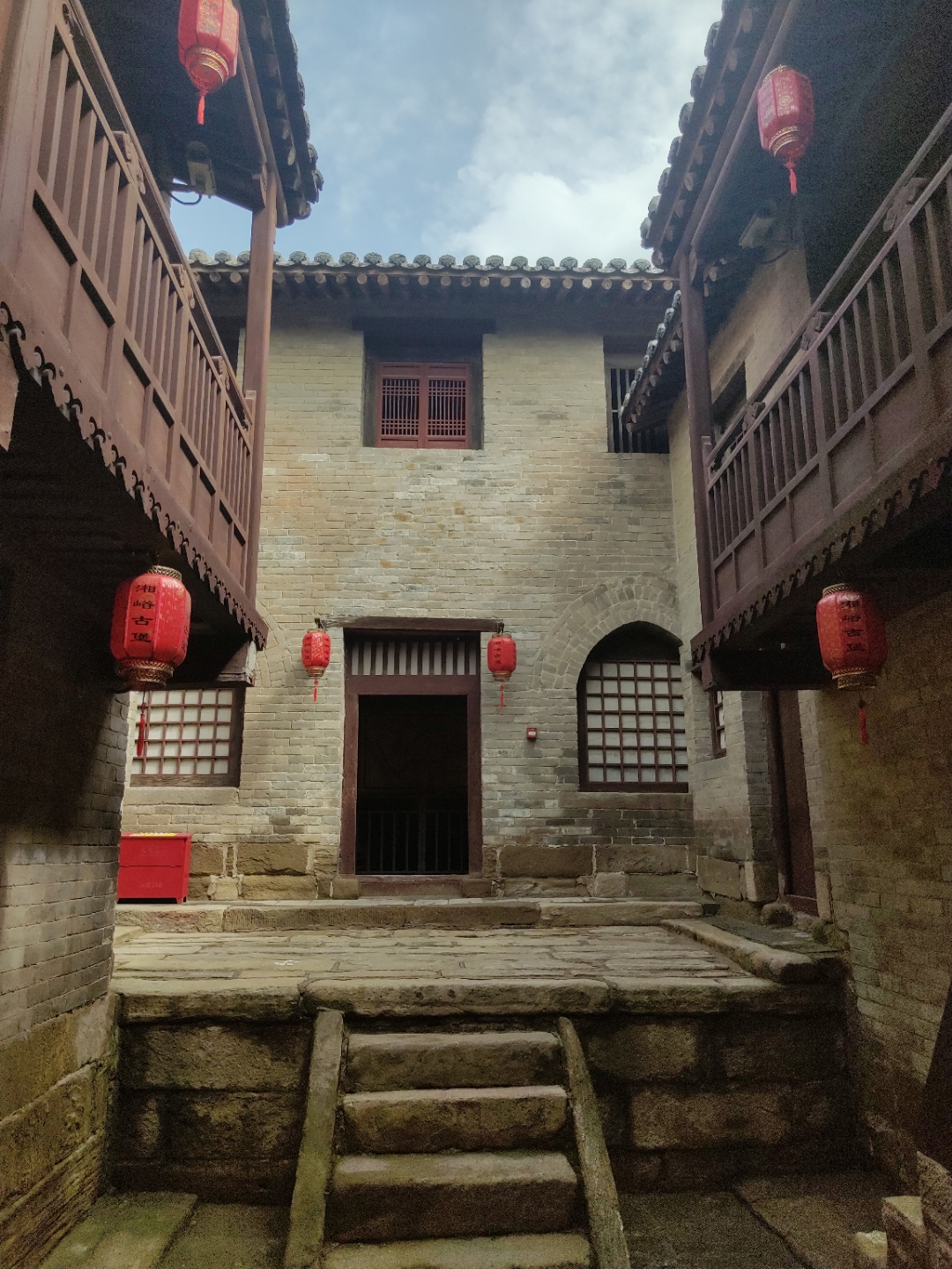 山西湘峪古堡——红灯笼映衬下的古堡桥,仿佛穿越回了古代.