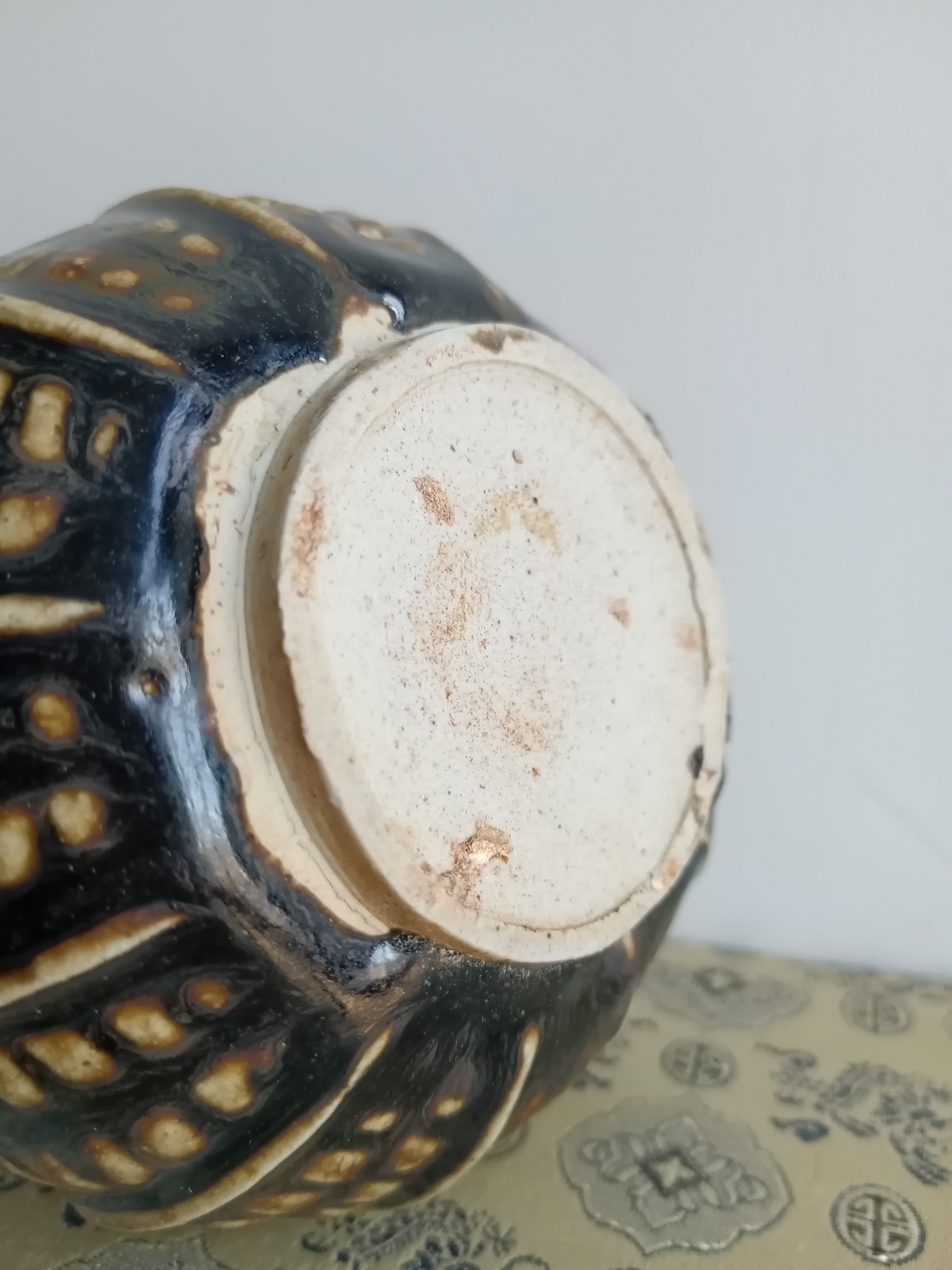 宋代黑釉出筋方格纹双耳罐    本品宋代黑釉出筋方格纹双系罐,口径7cm